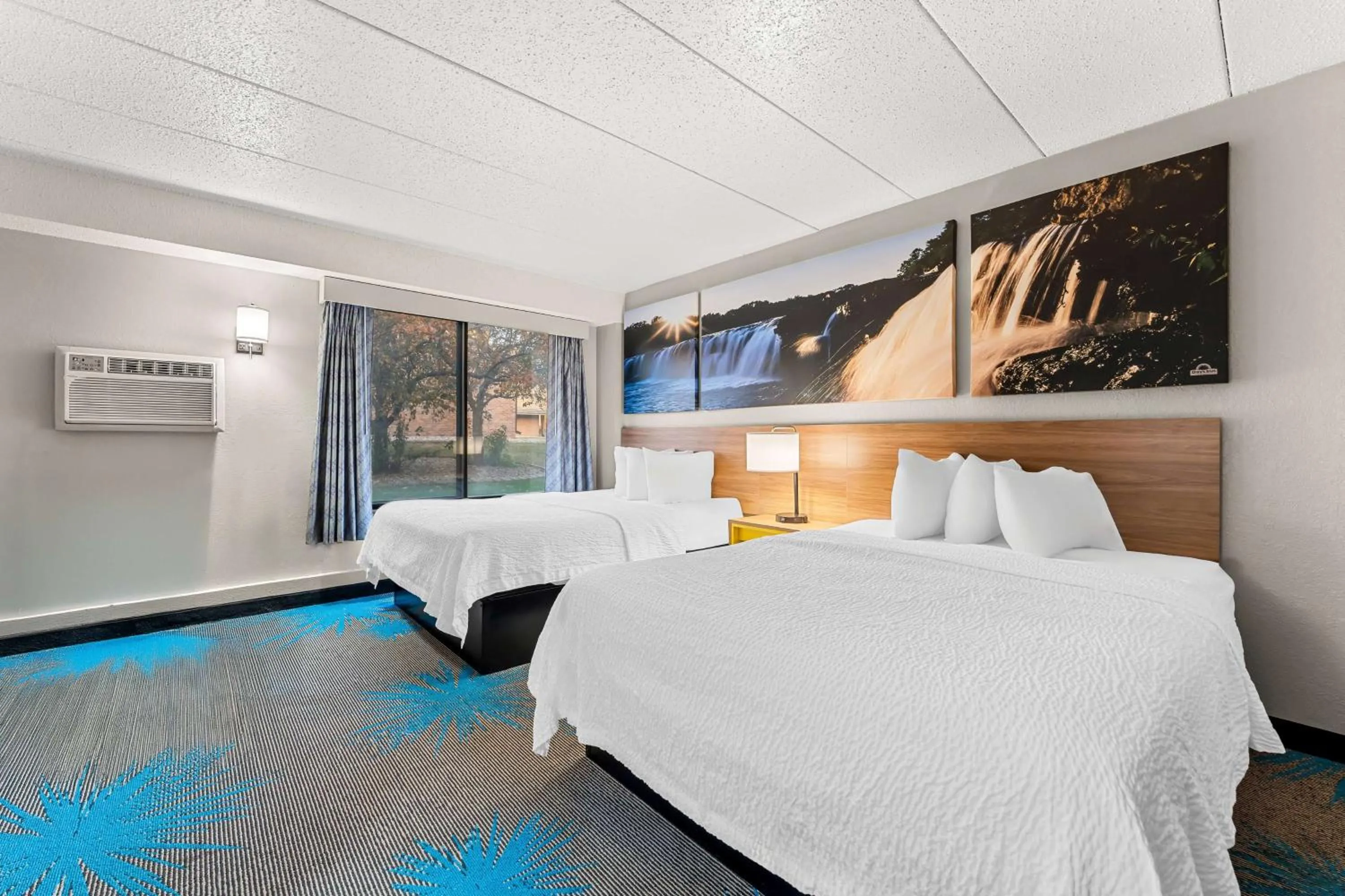 Photo of the whole room, Bed in Days Inn by Wyndham Sioux Falls