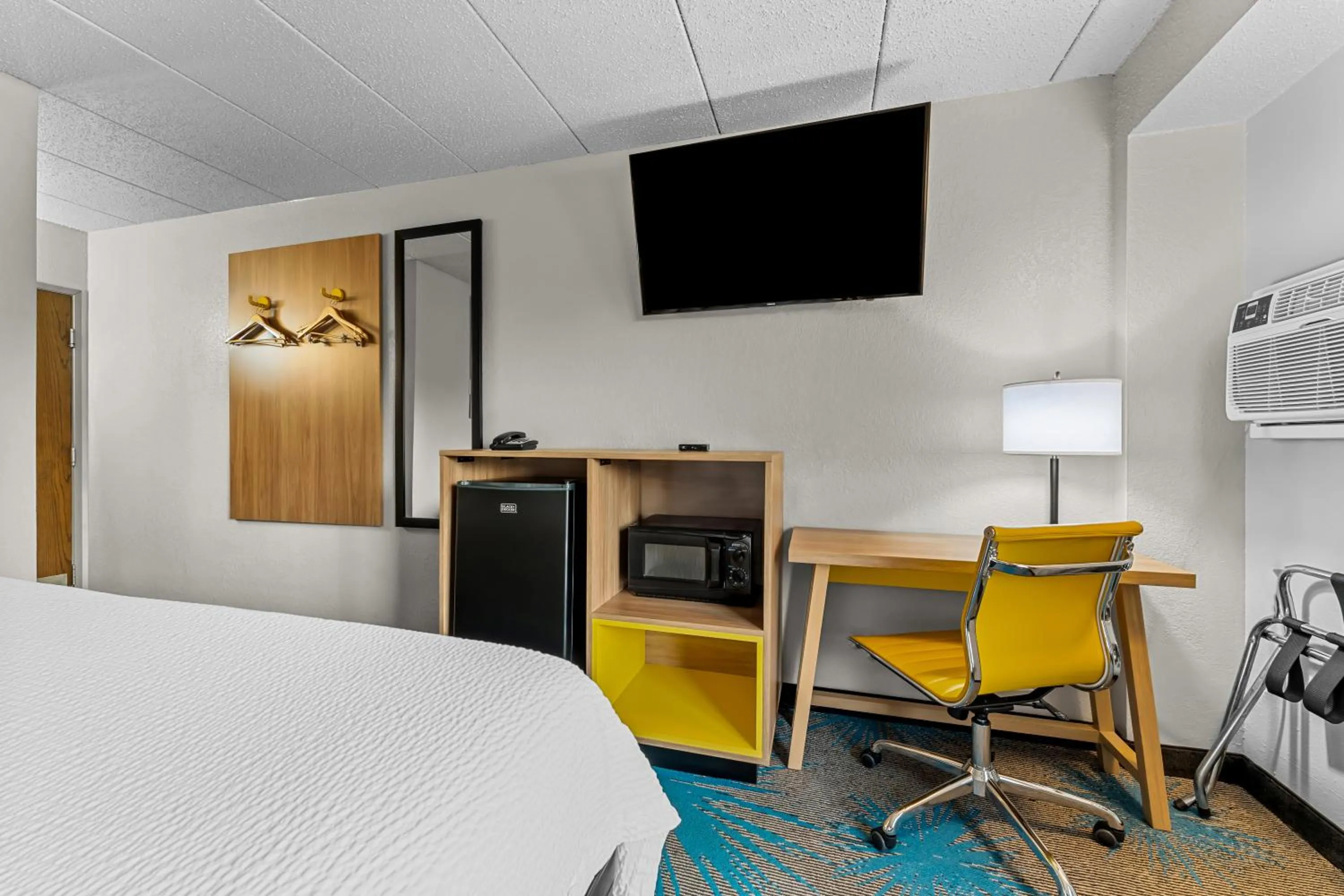 Bedroom, Bed in Days Inn by Wyndham Sioux Falls