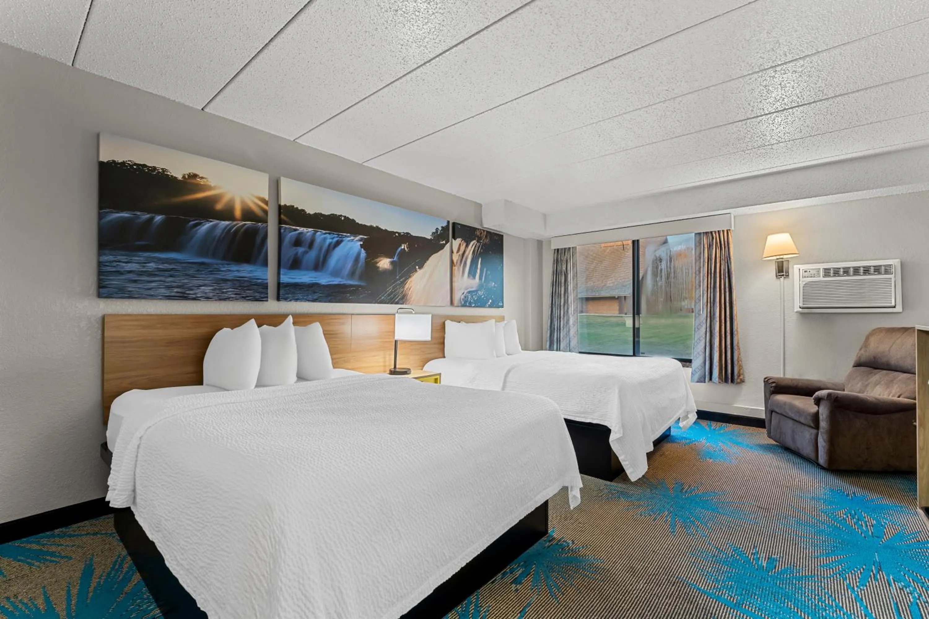 Photo of the whole room, Bed in Days Inn by Wyndham Sioux Falls