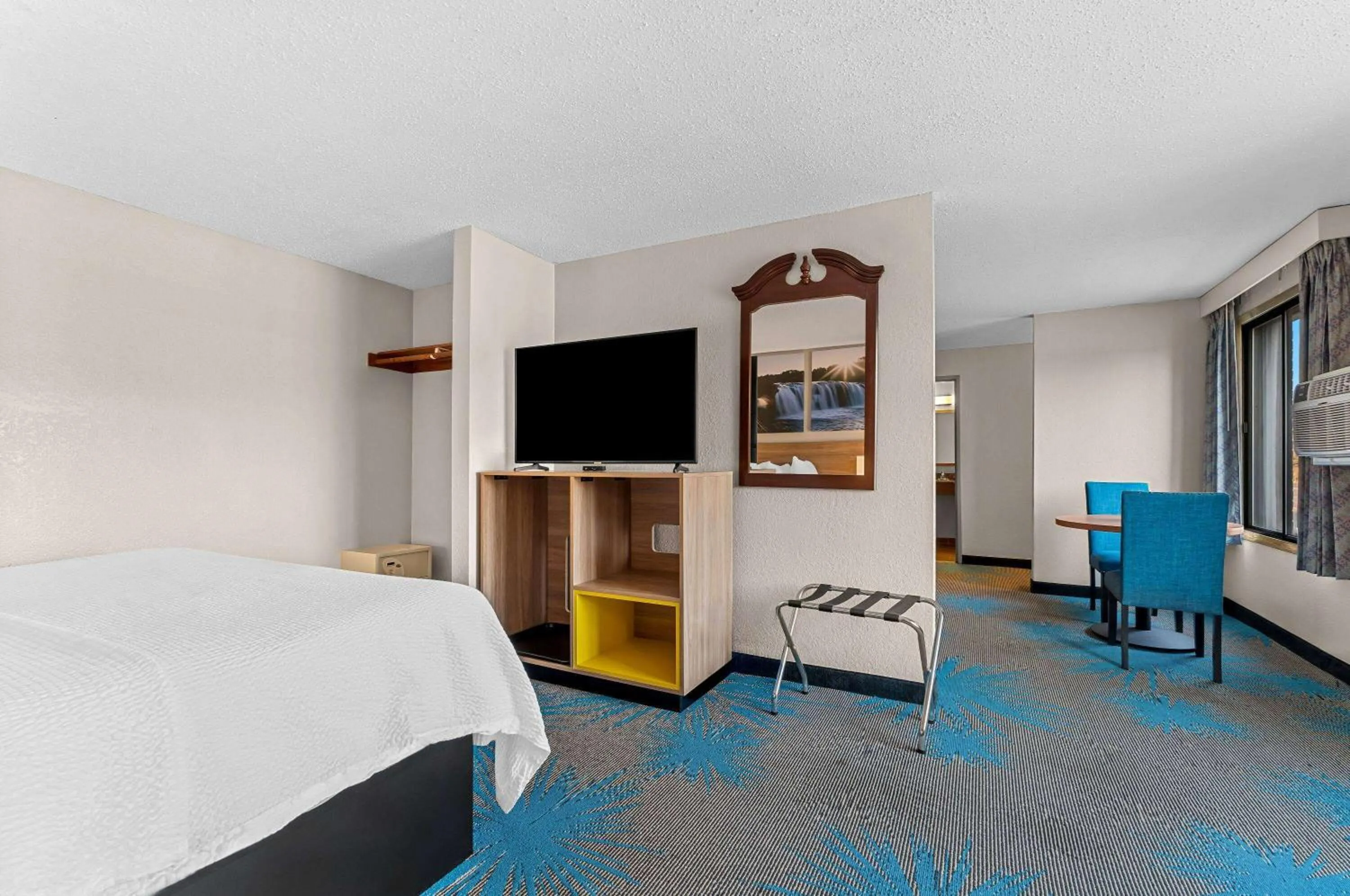 Photo of the whole room, Bed in Days Inn by Wyndham Sioux Falls