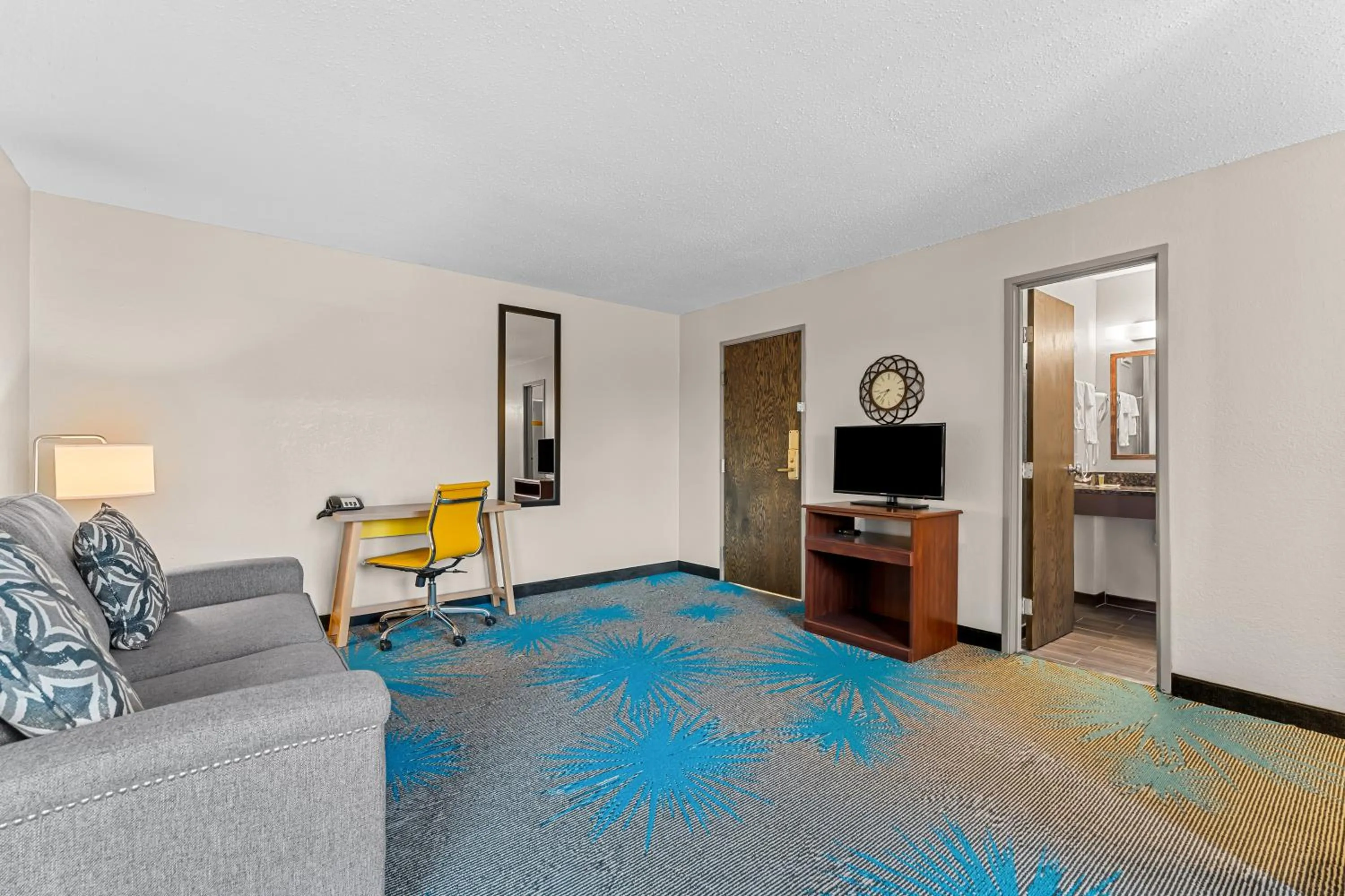Living room in Days Inn by Wyndham Sioux Falls