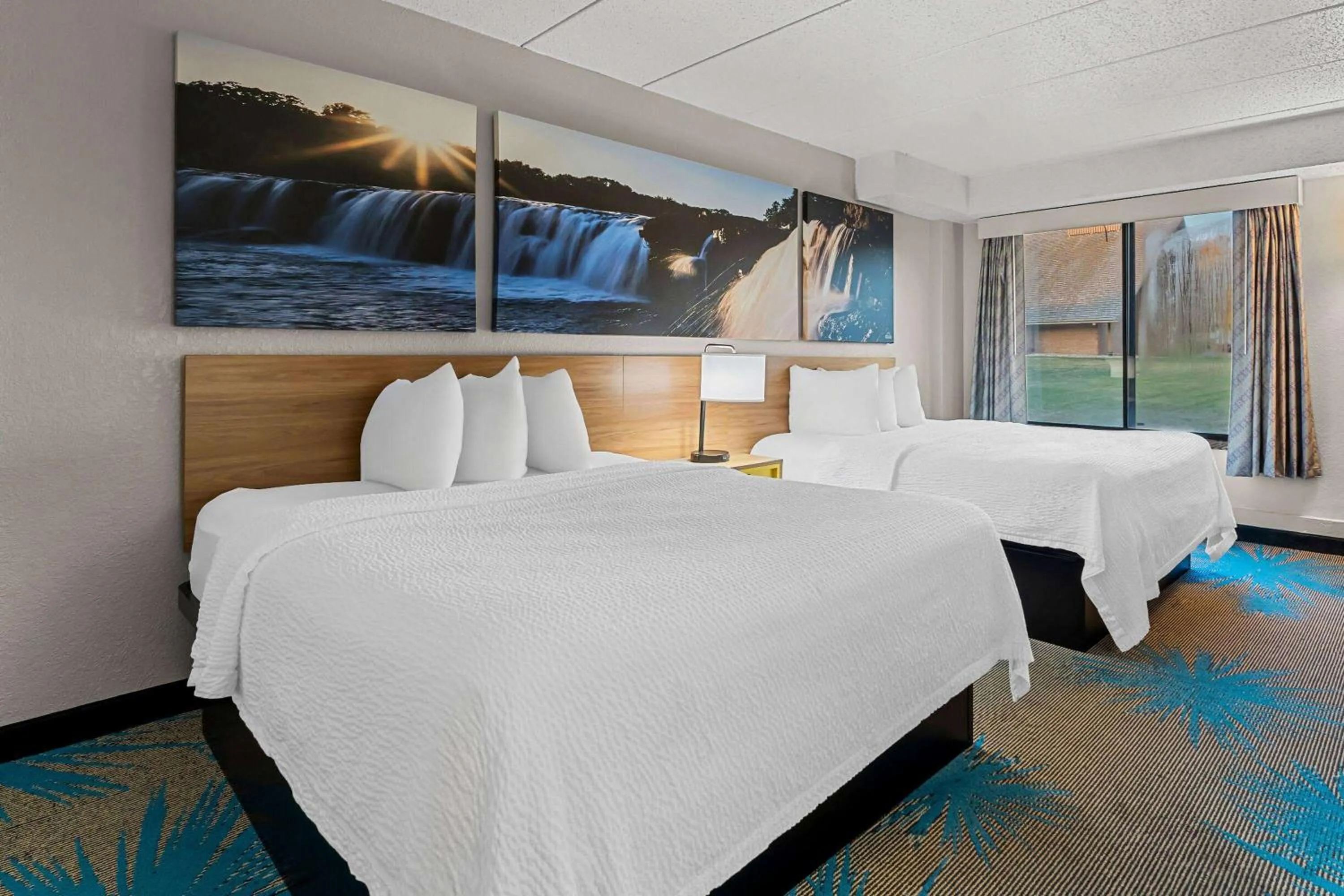 Photo of the whole room, Bed in Days Inn by Wyndham Sioux Falls