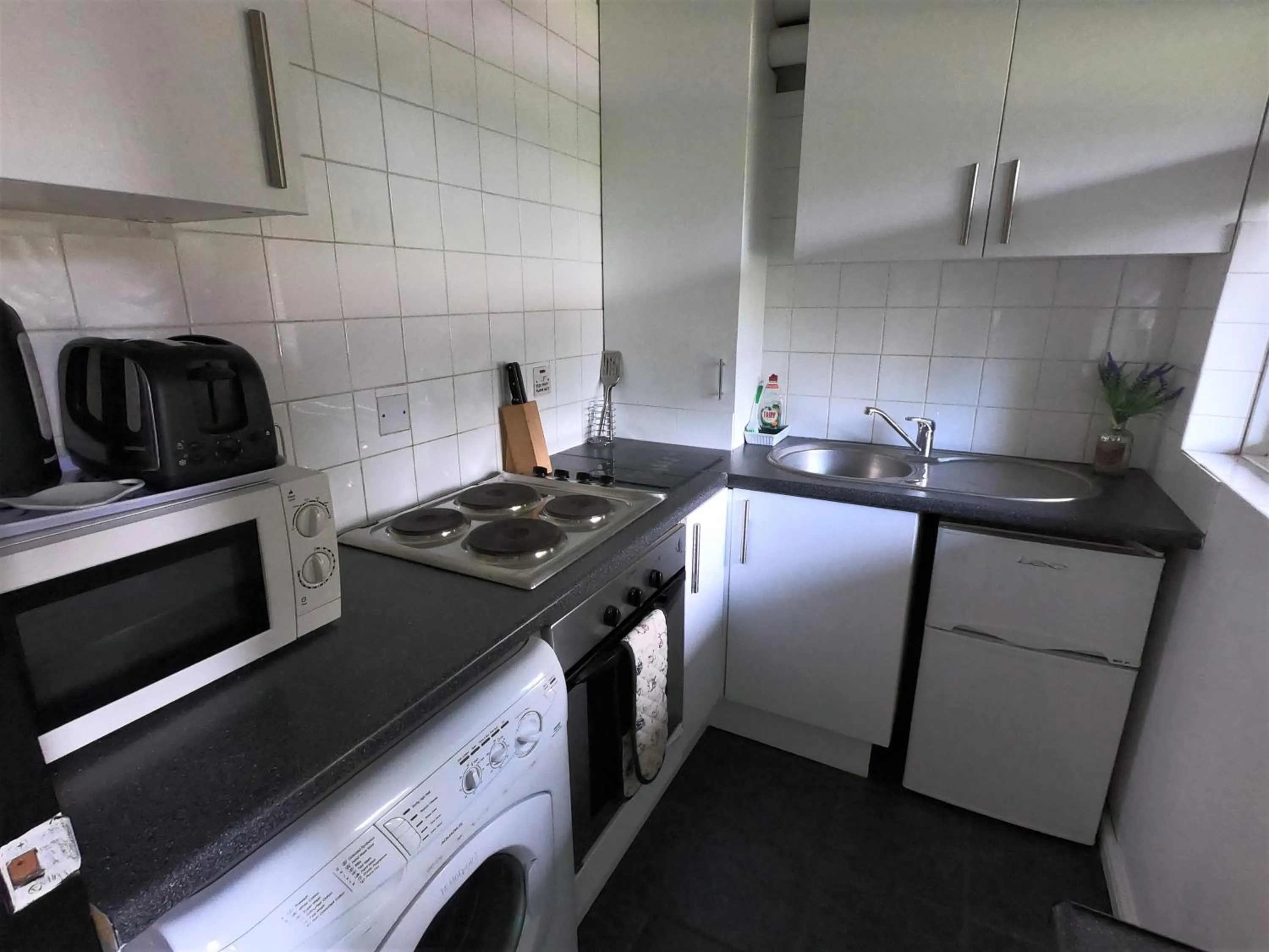 Kitchen or kitchenette in Town Centre Studio Flat!