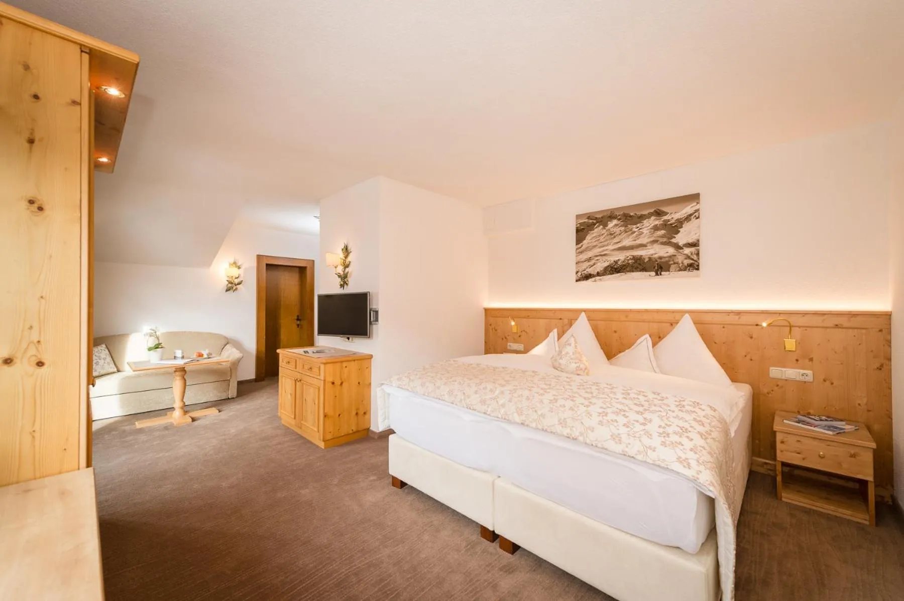 Photo of the whole room, Bed in Hotel Enzian