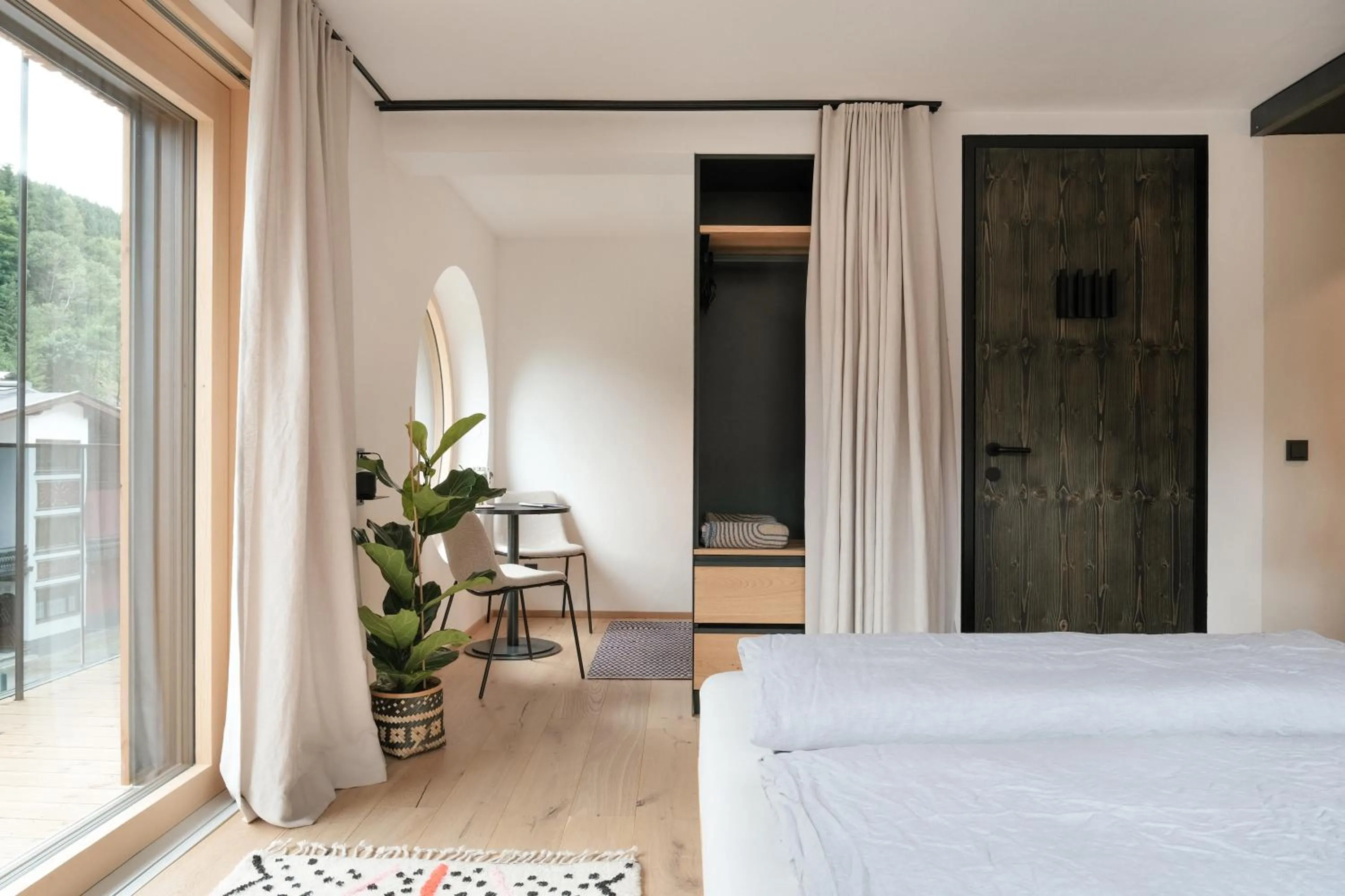 wardrobe, Bed in Grand Pension Franziska - inkl CrossFit Gym