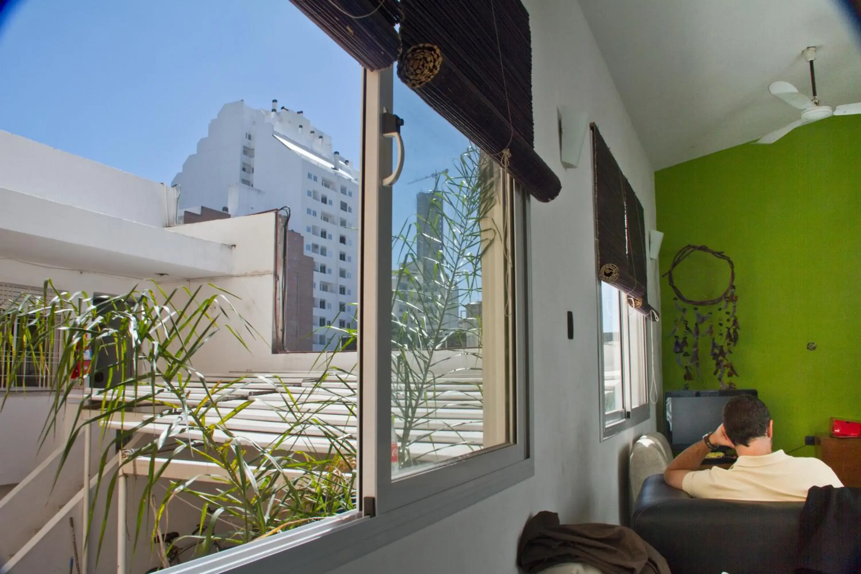 Communal lounge/ TV room, Balcony/Terrace in Link Cordoba Hostel