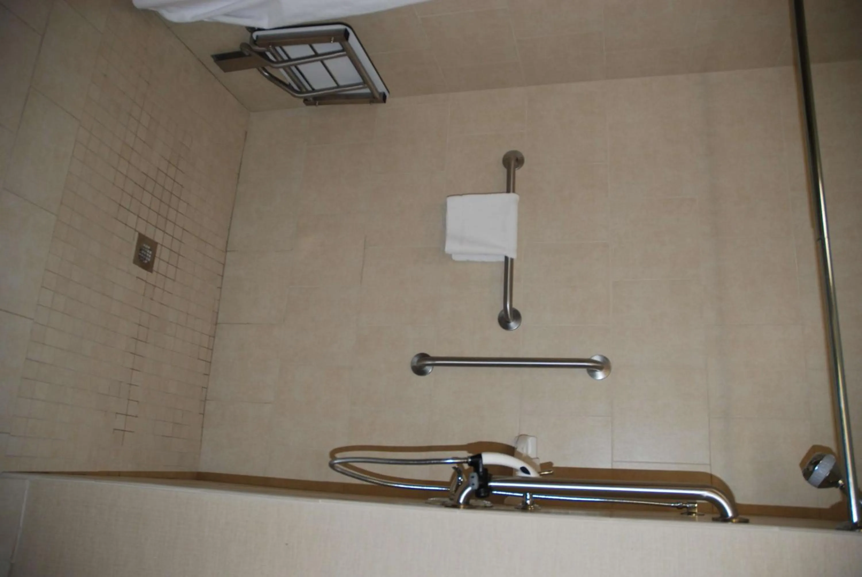 Bathroom in Hampton Inn Maumelle