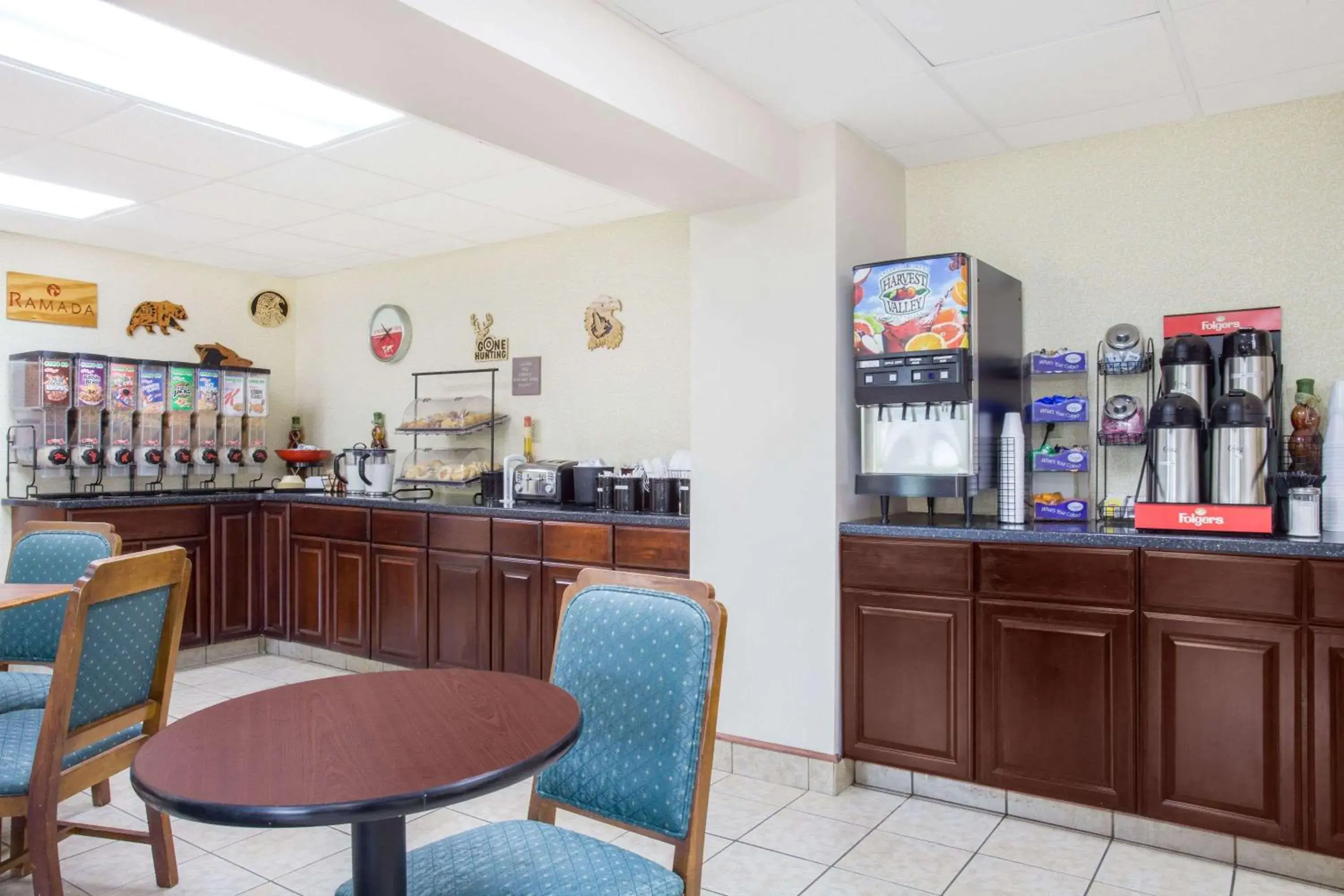 Restaurant/places to eat in Ramada by Wyndham Angola/Fremont Area Restaurant/places to eat in Ramada by Wyndham Angola/Fremont Area