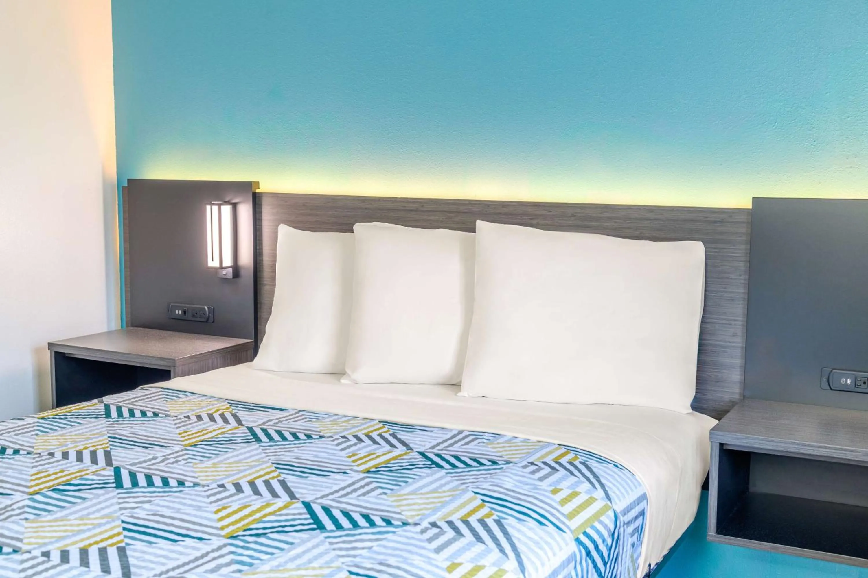 Bedroom, Bed in Motel 6-Sedalia, MO