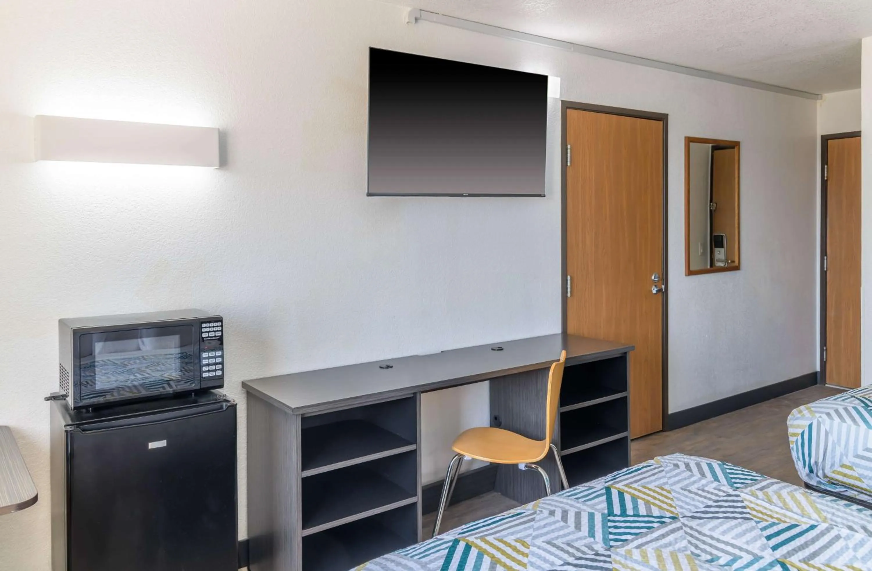 Bedroom, Bed in Motel 6-Sedalia, MO