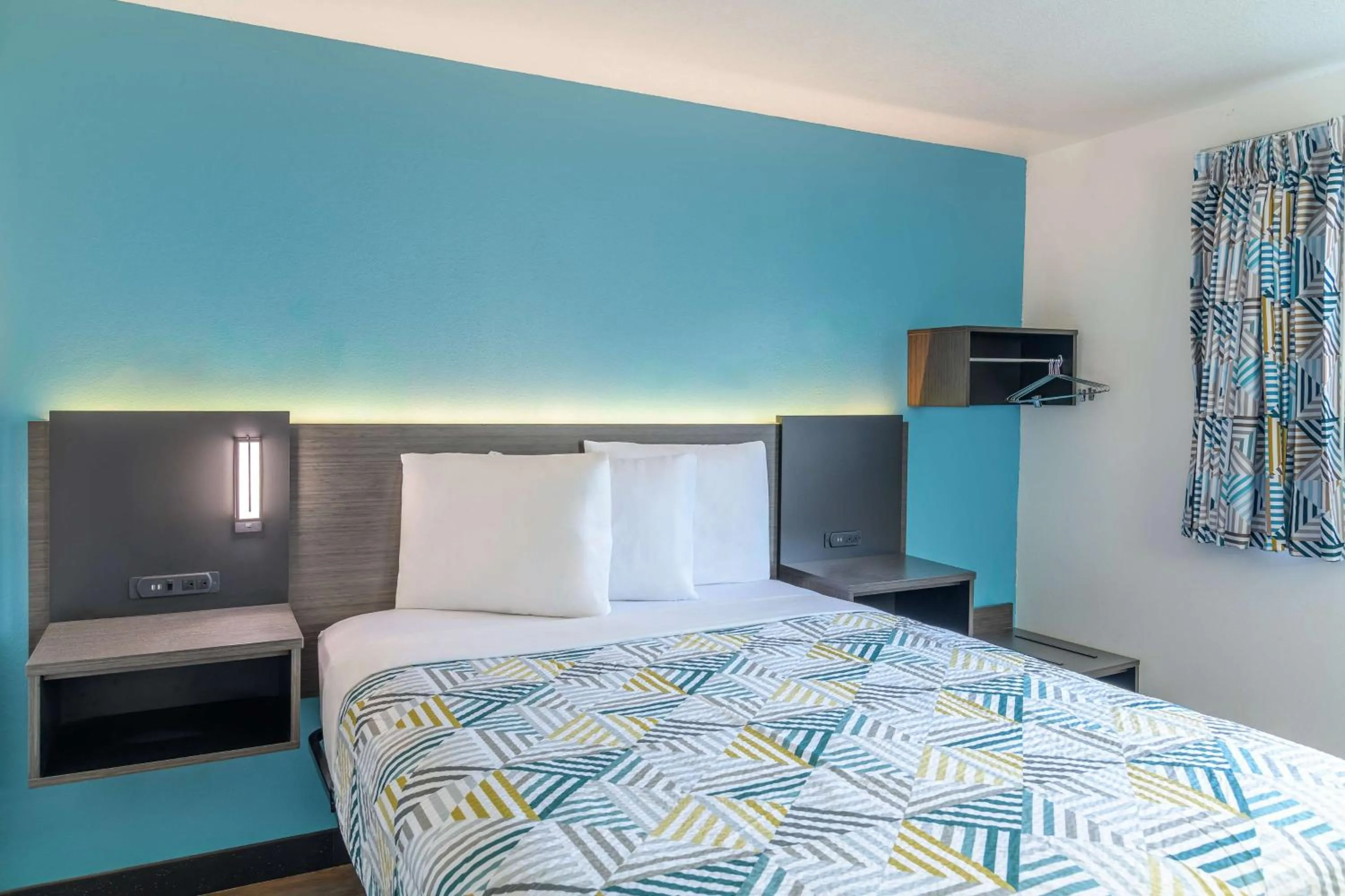 Bedroom, Bed in Motel 6-Sedalia, MO