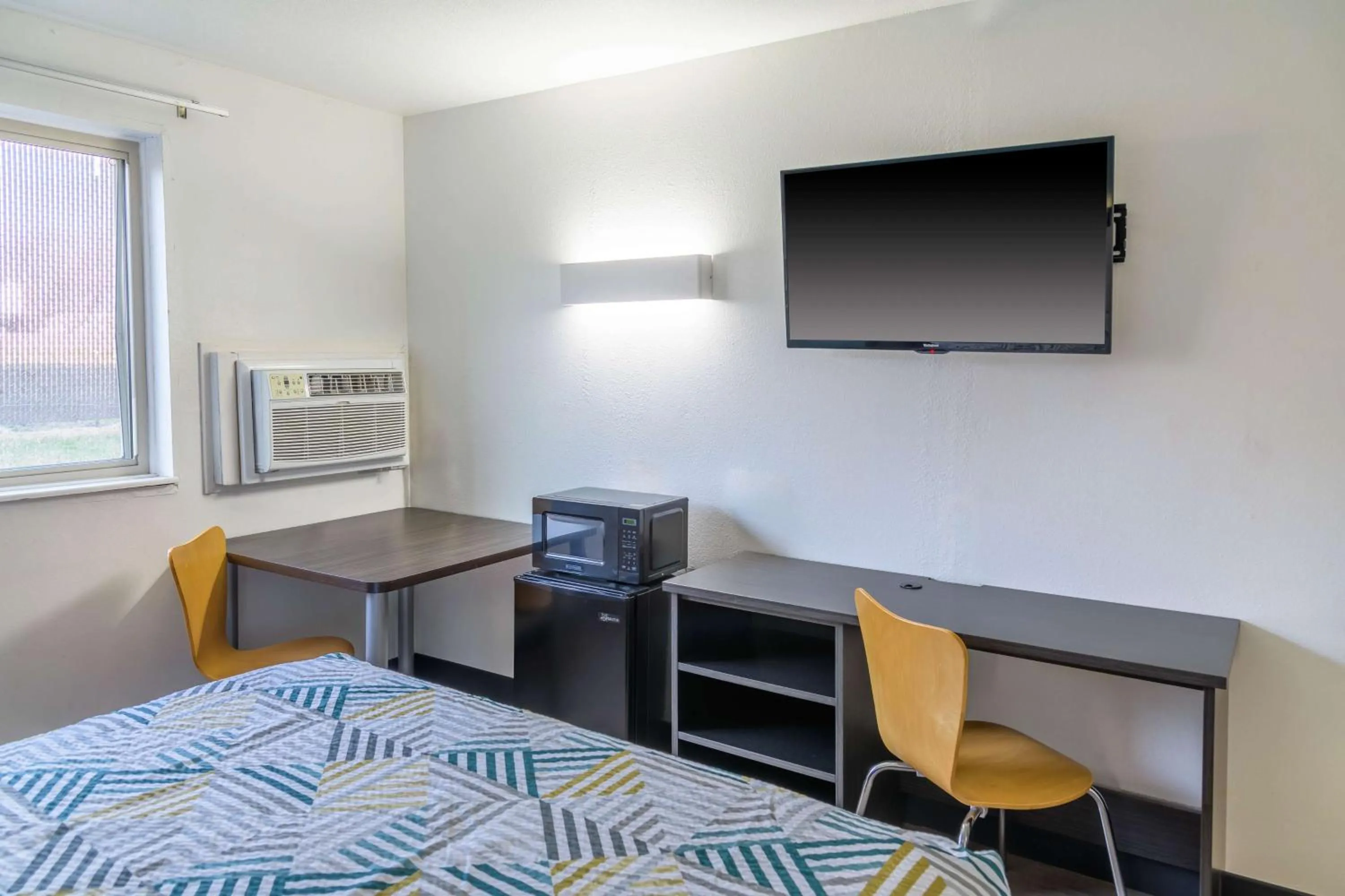 Bedroom, Bed in Motel 6-Sedalia, MO