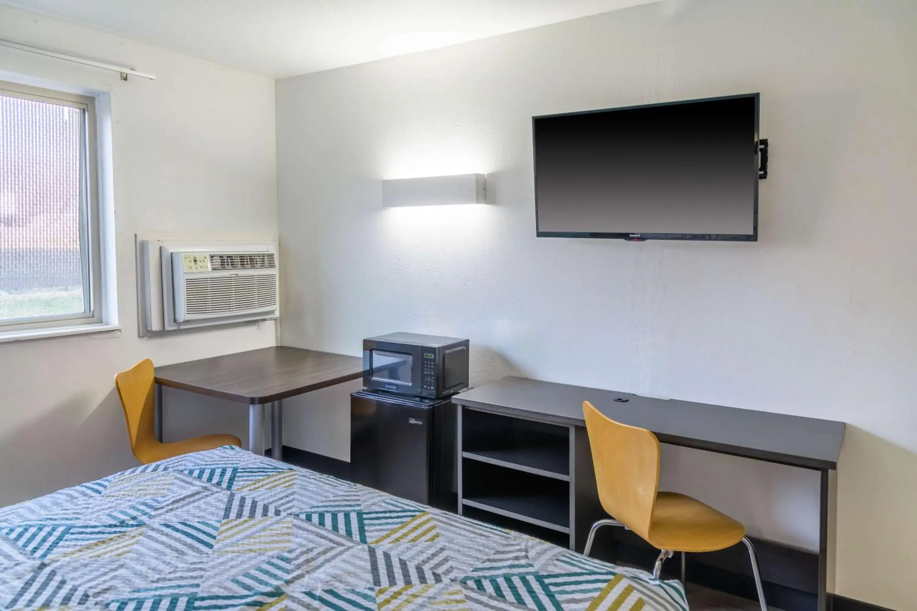 Queen Room - Disability Access - Non-Smoking in Motel 6-Sedalia, MO Queen Room - Disability Access - Non-Smoking in Motel 6-Sedalia, MO