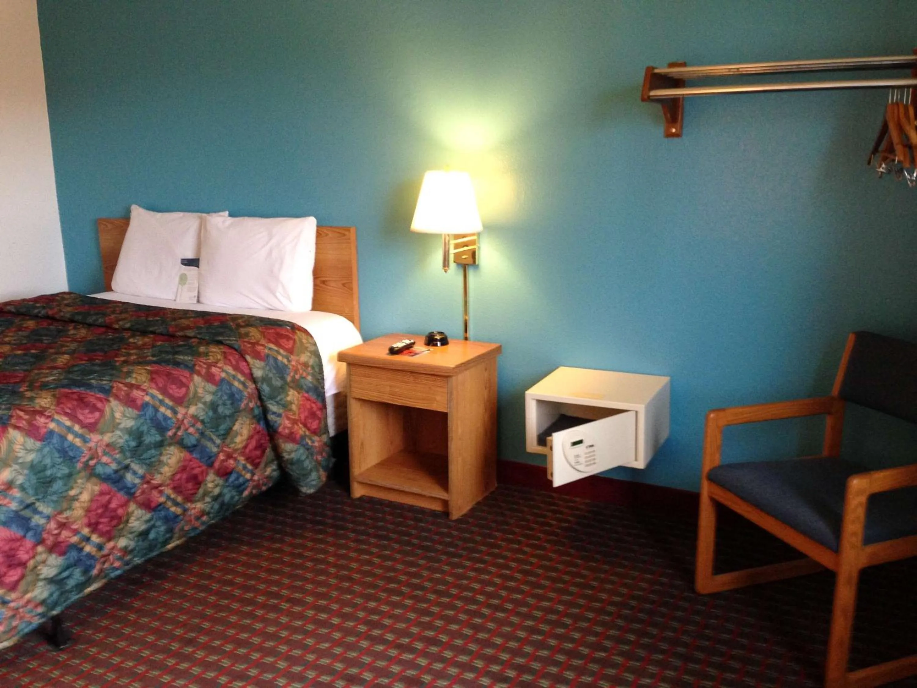 Seating area, Bed in Motel 6-Sedalia, MO