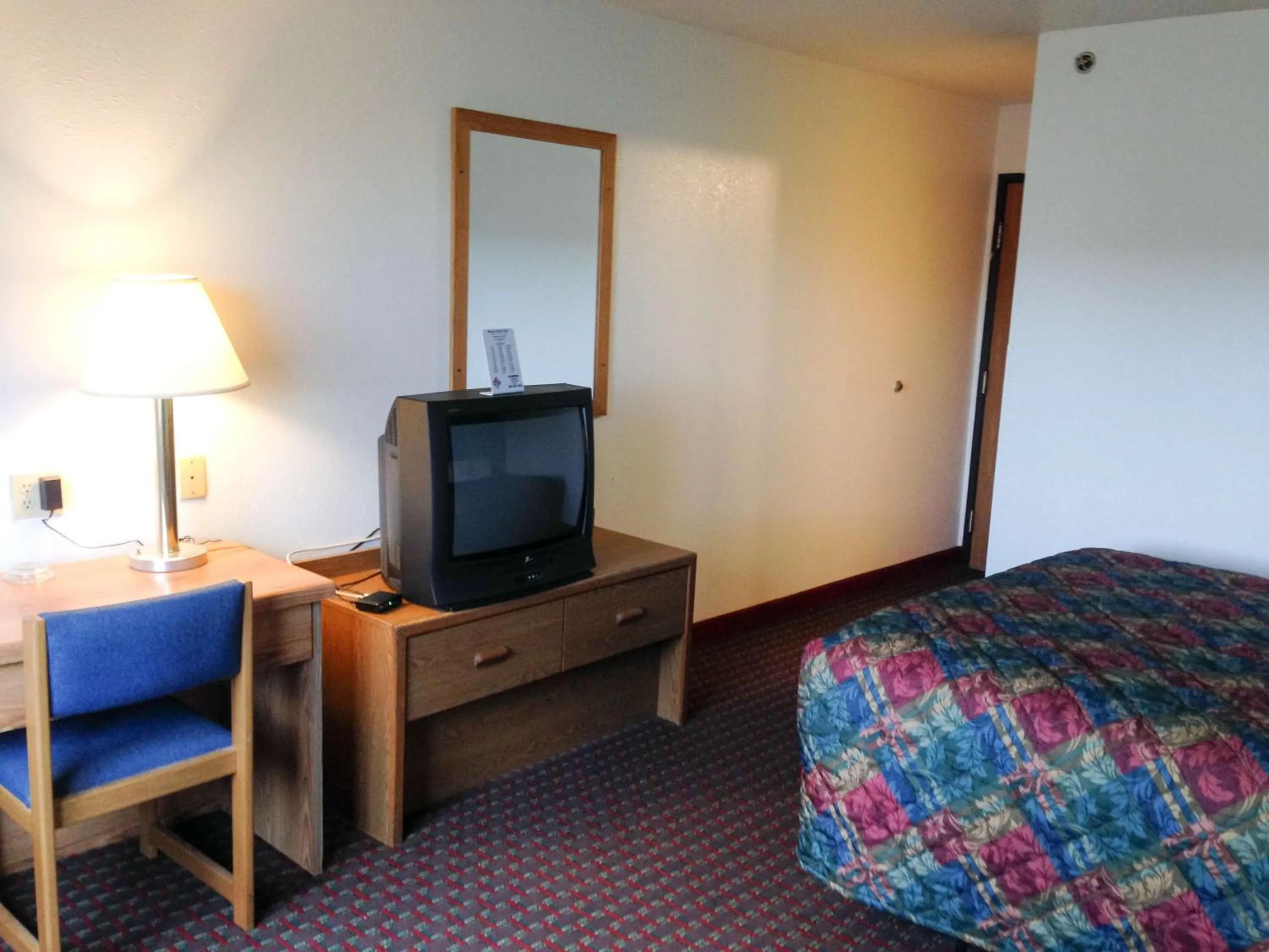 TV and multimedia, Bed in Motel 6-Sedalia, MO