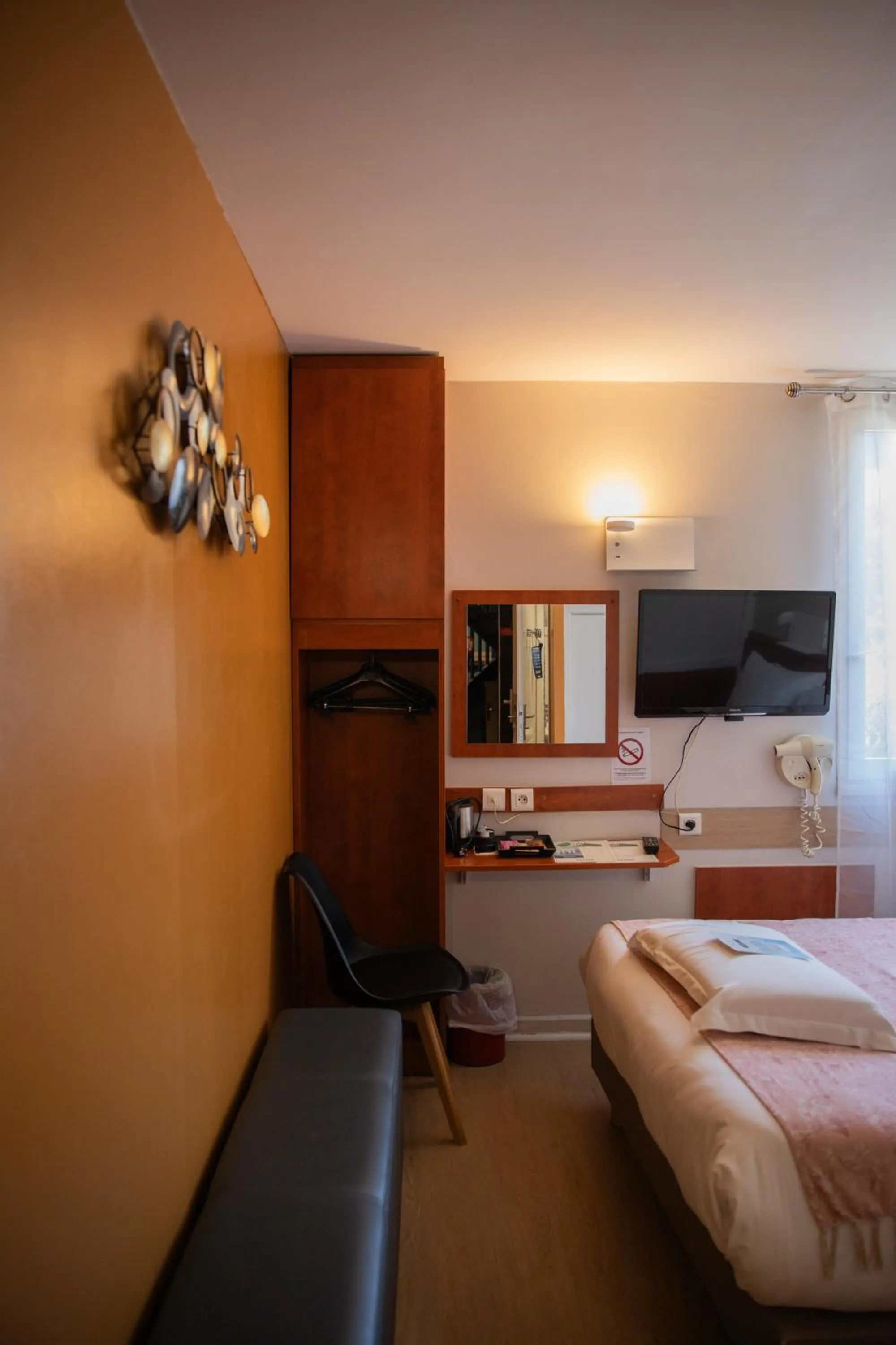 TV and multimedia, Bed in Kyriad Nîmes Ouest A9