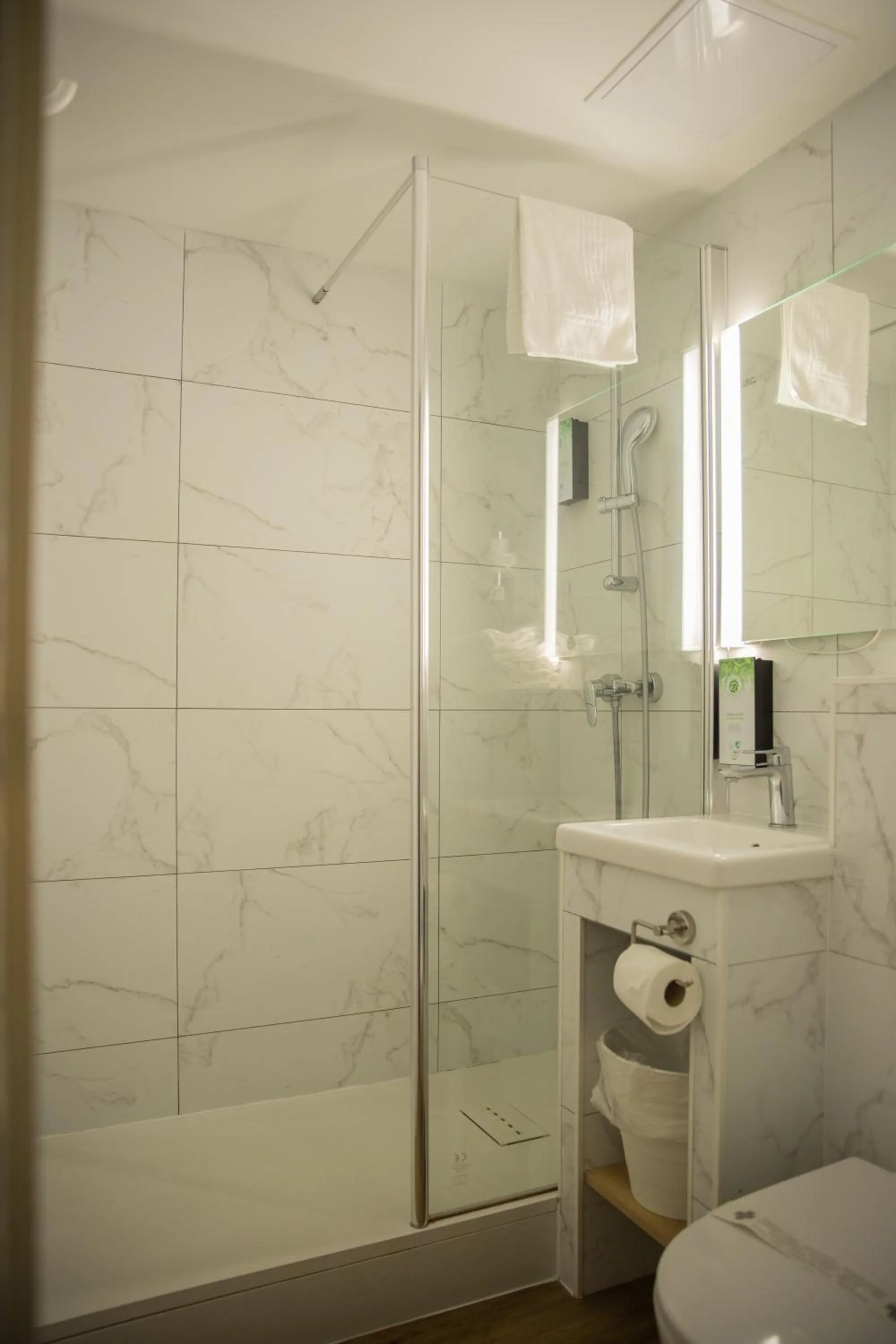 Shower in Kyriad Nîmes Ouest A9