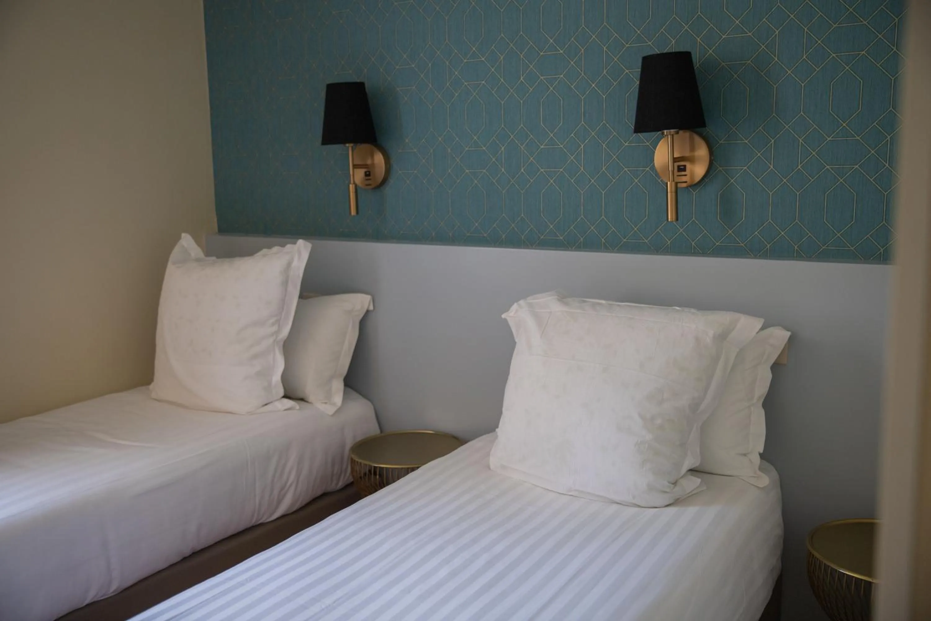 Bed in Kyriad Nîmes Ouest A9