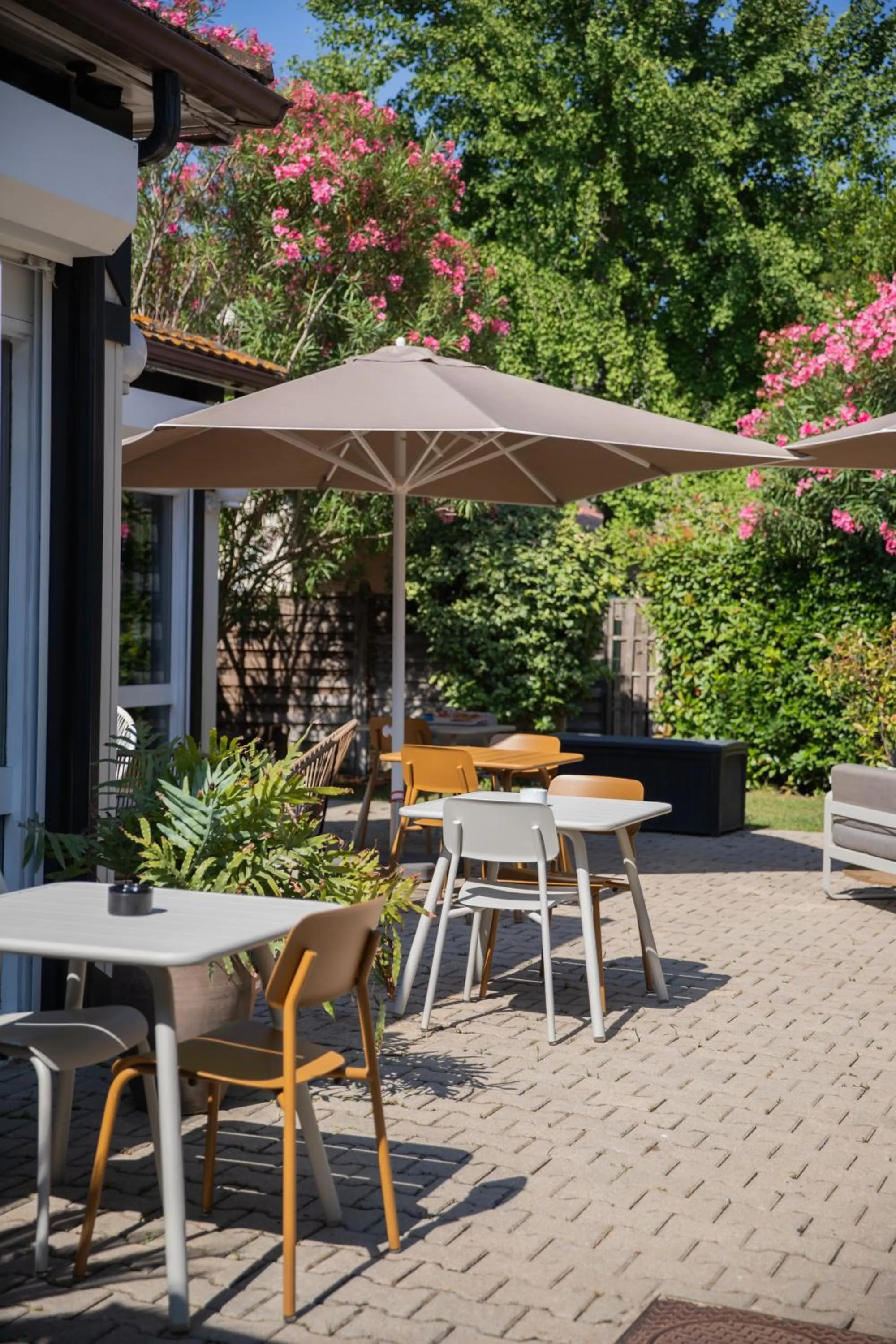 Patio in Kyriad Nîmes Ouest A9