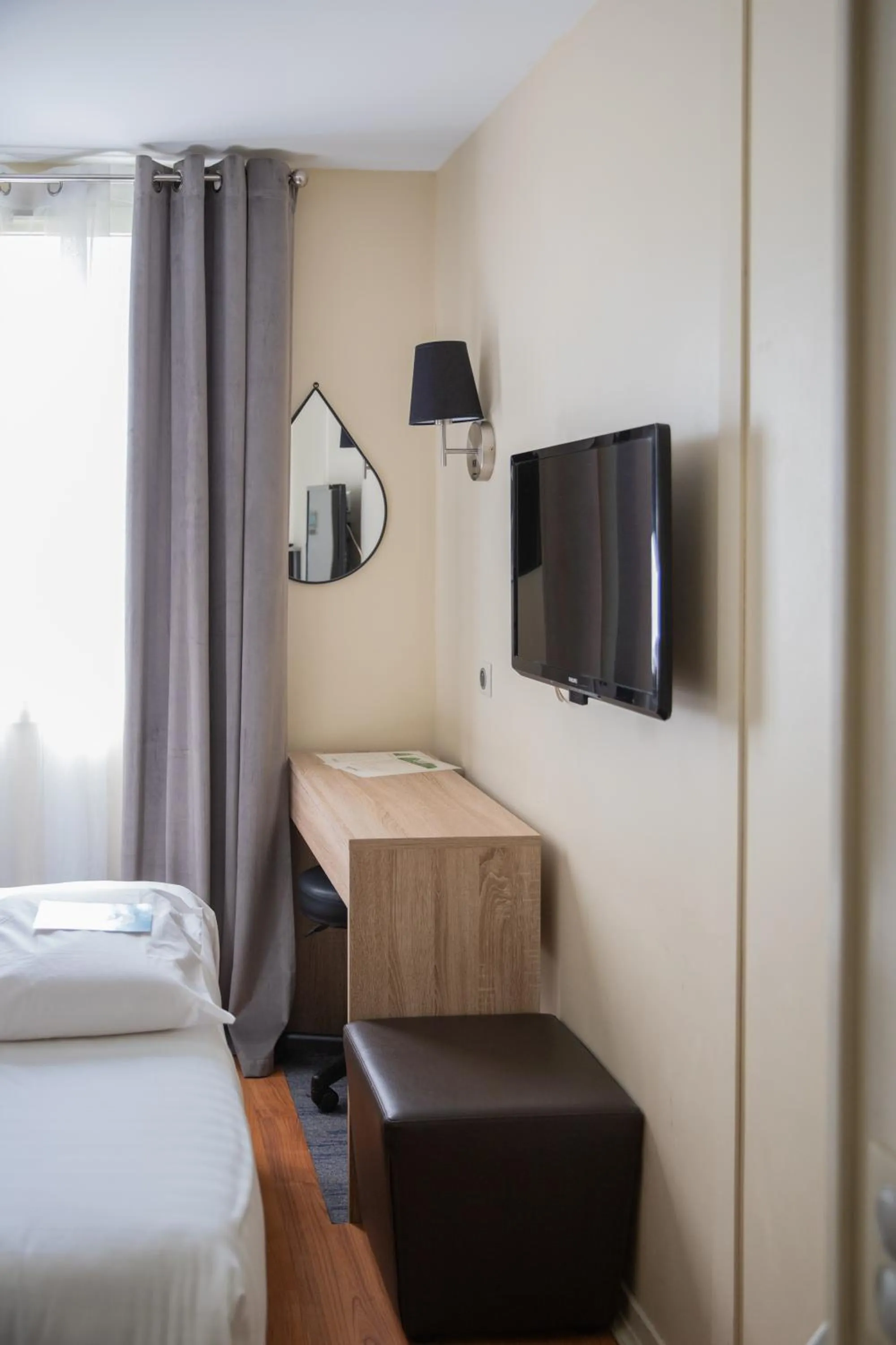 Bed in Kyriad Nîmes Ouest A9