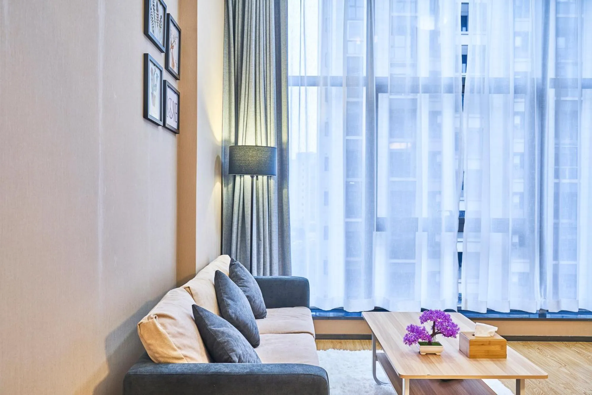 Living room in Plesant Daily Rental Apartment