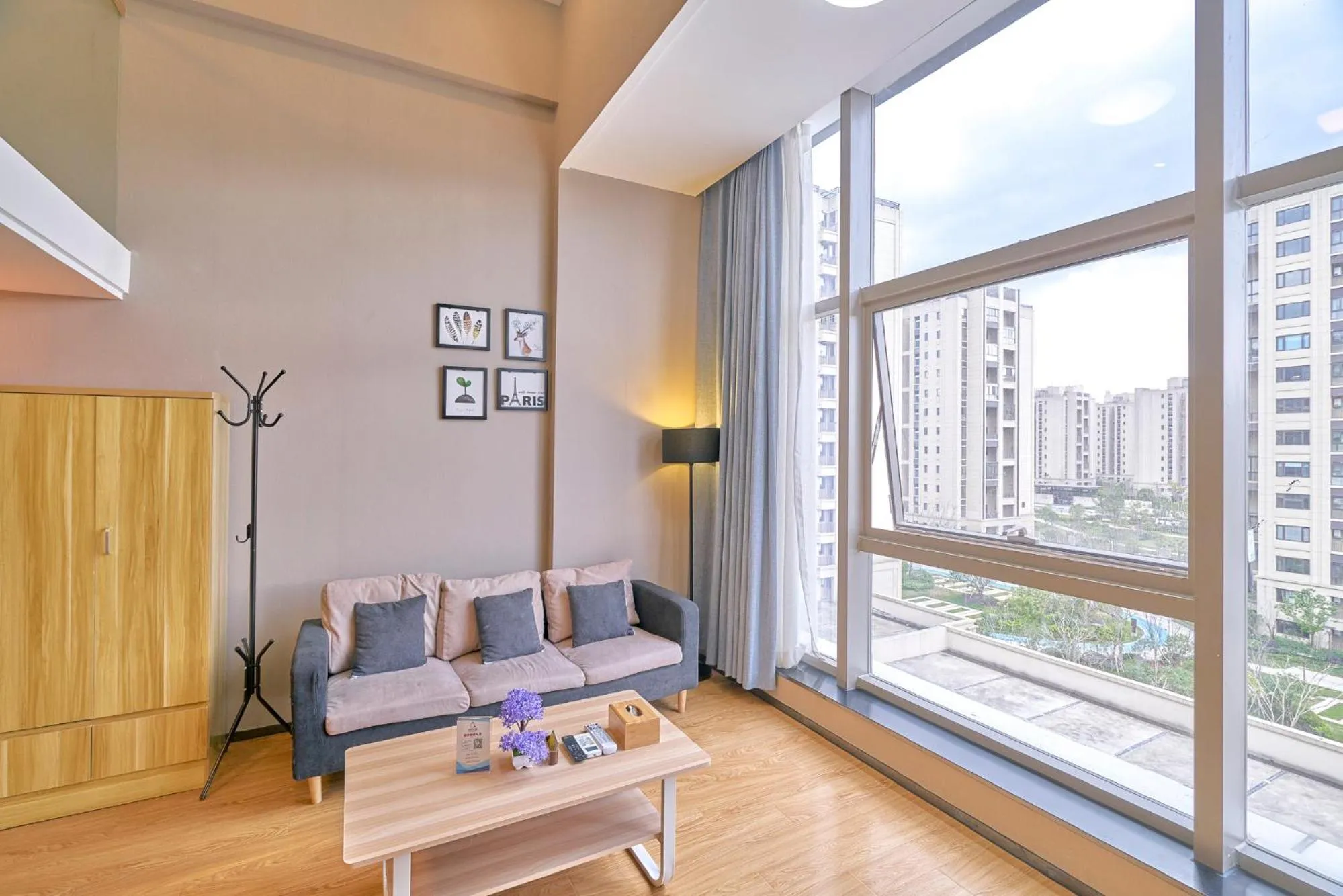 Living room in Plesant Daily Rental Apartment