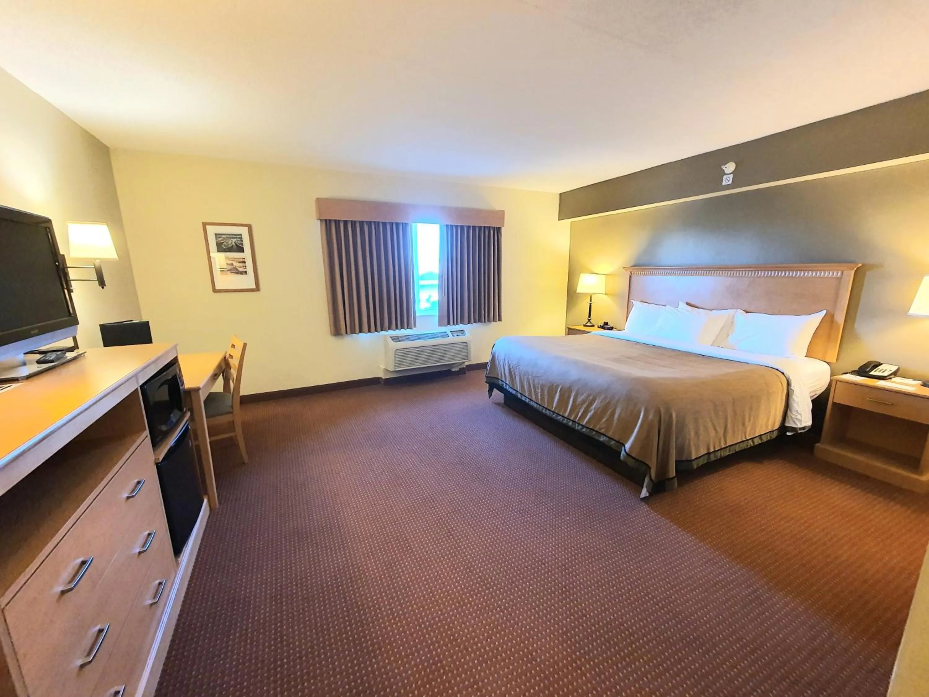 Bed in AmeriVu Inn and Suites - Waconia