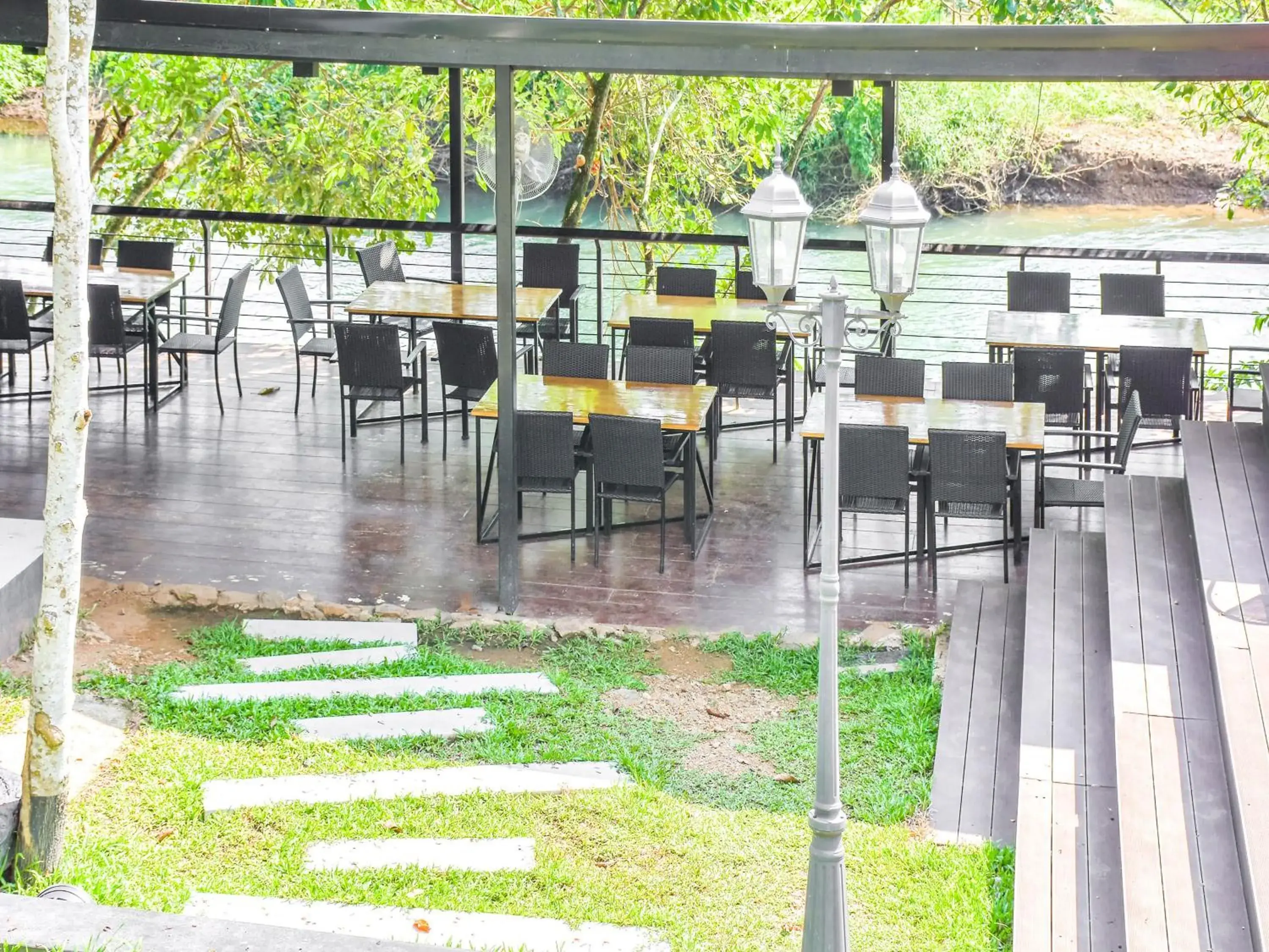 Restaurant/places to eat in Nana River Kaeng Krachan Restaurant/places to eat in Nana River Kaeng Krachan