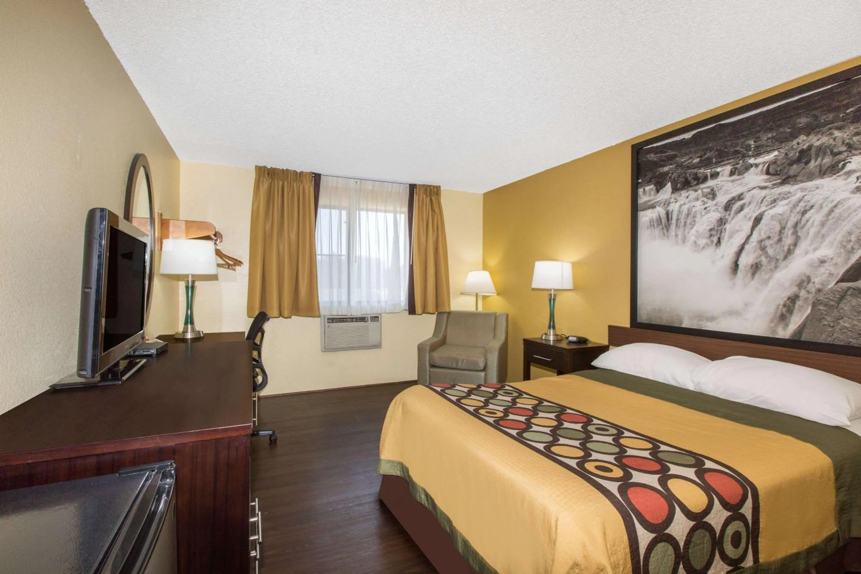 Photo of the whole room, Bed in Super 8 by Wyndham Nampa