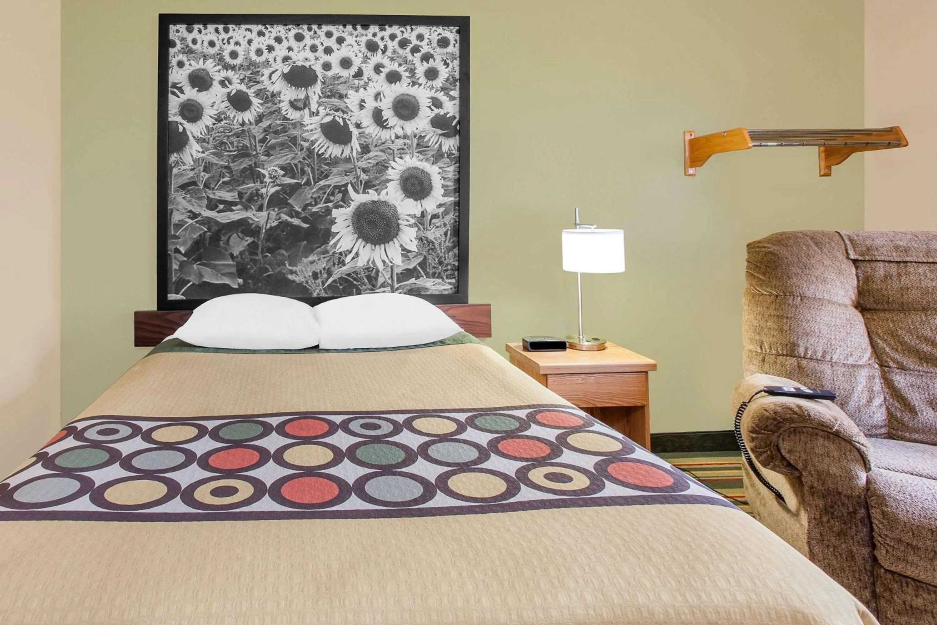 Photo of the whole room, Bed in Super 8 by Wyndham Mt Pleasant