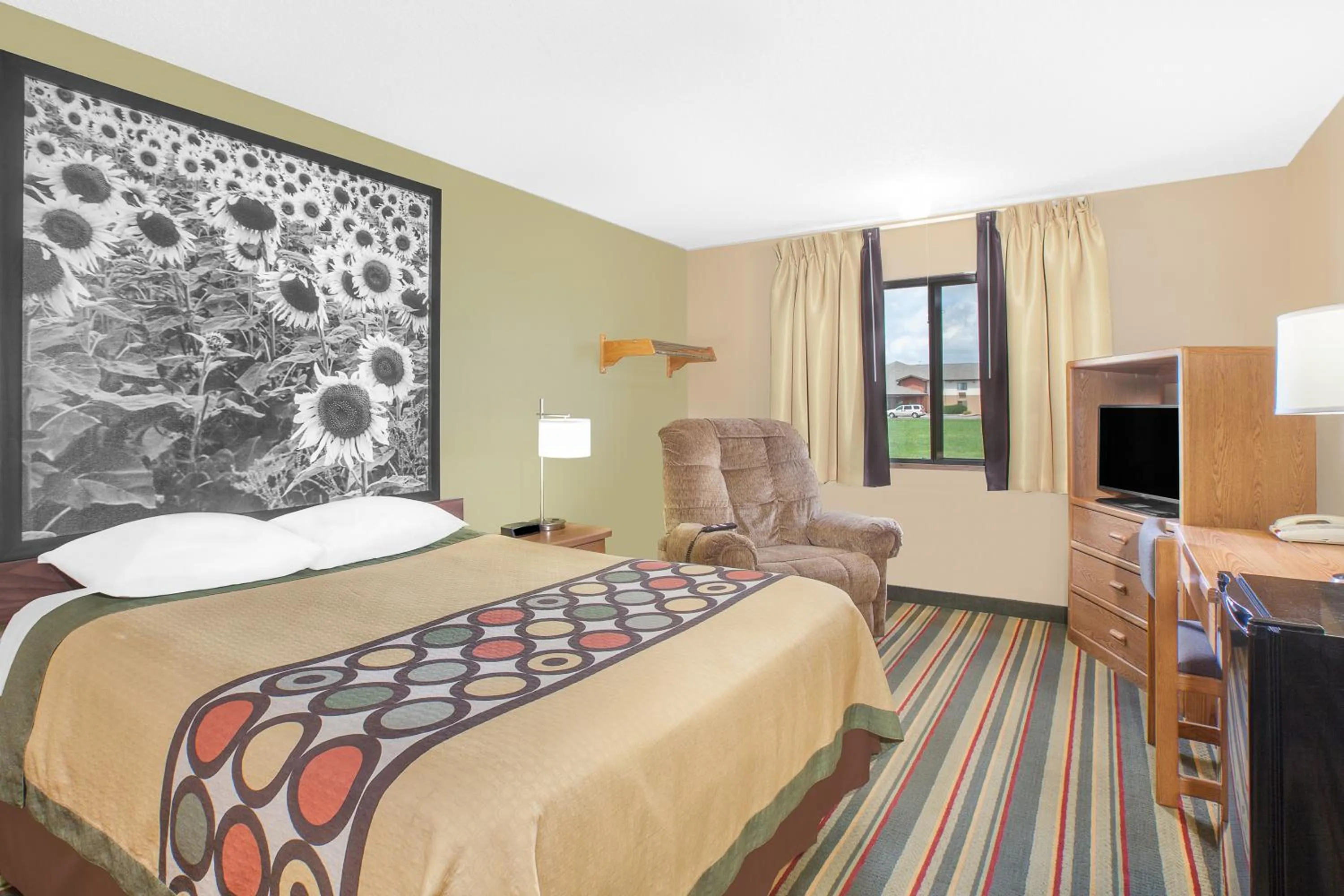 Bed in Super 8 by Wyndham Mt Pleasant