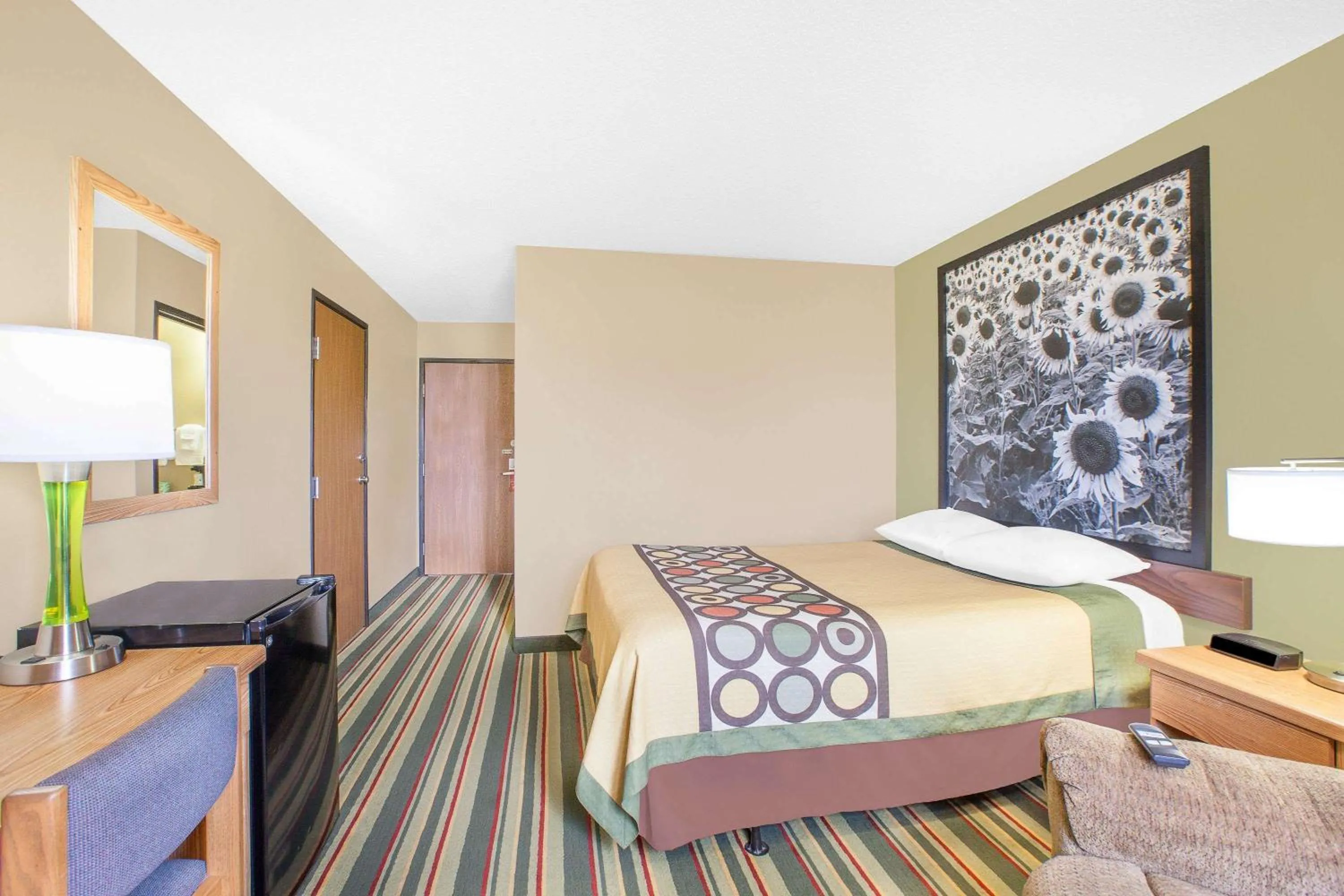 Photo of the whole room, Bed in Super 8 by Wyndham Mt Pleasant