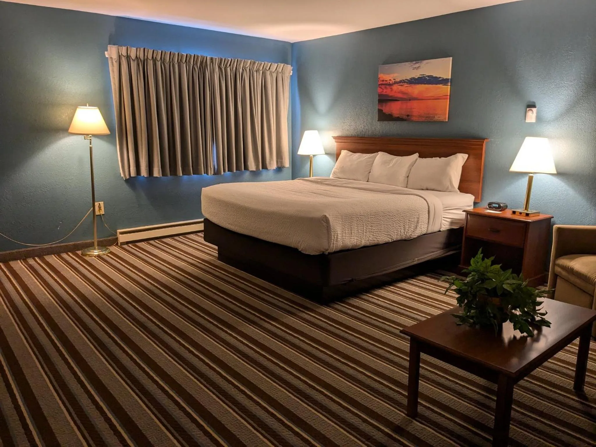 Photo of the whole room, Bed in Magnuson Copper Crown