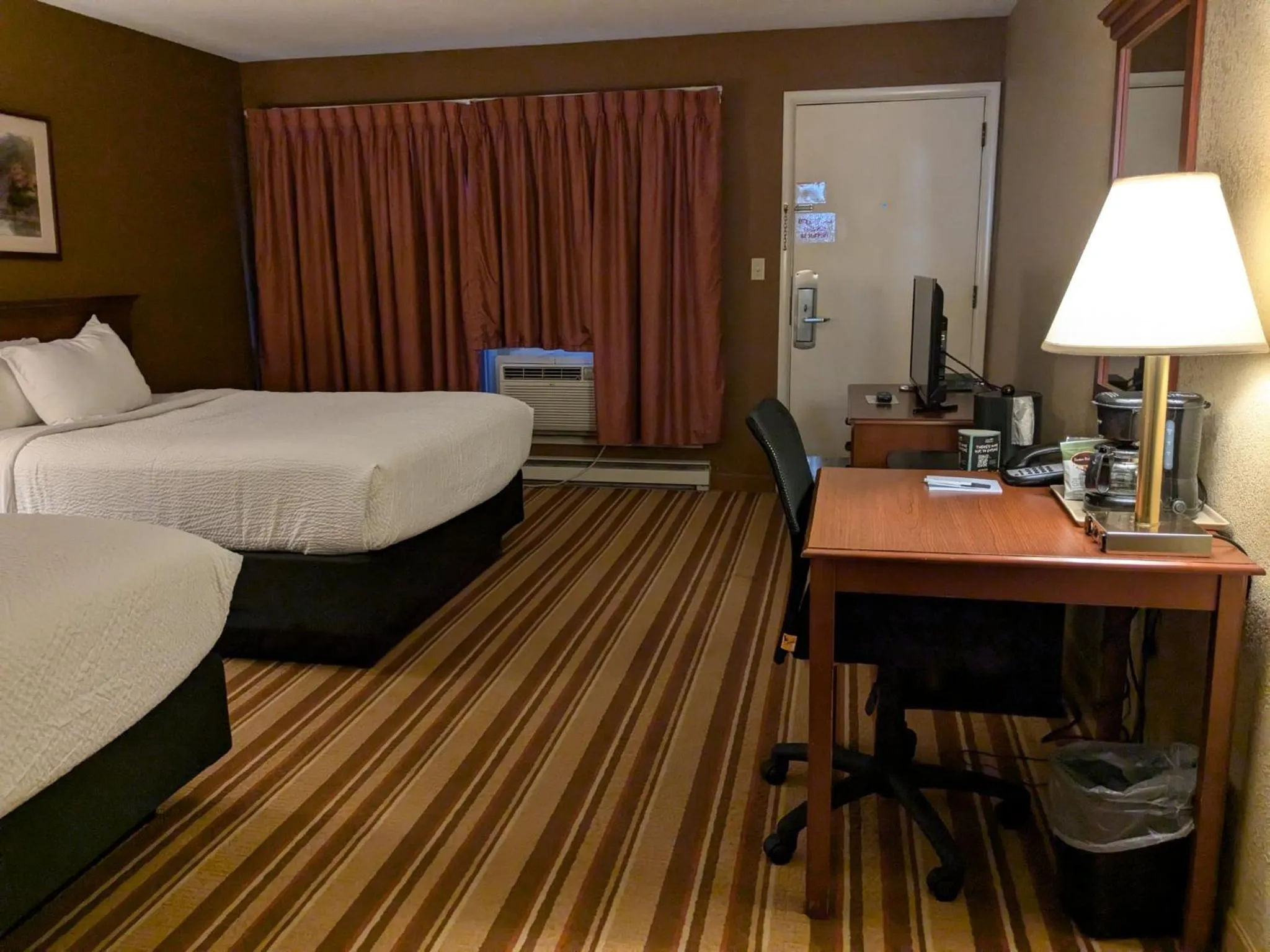 Photo of the whole room, Bed in Magnuson Copper Crown