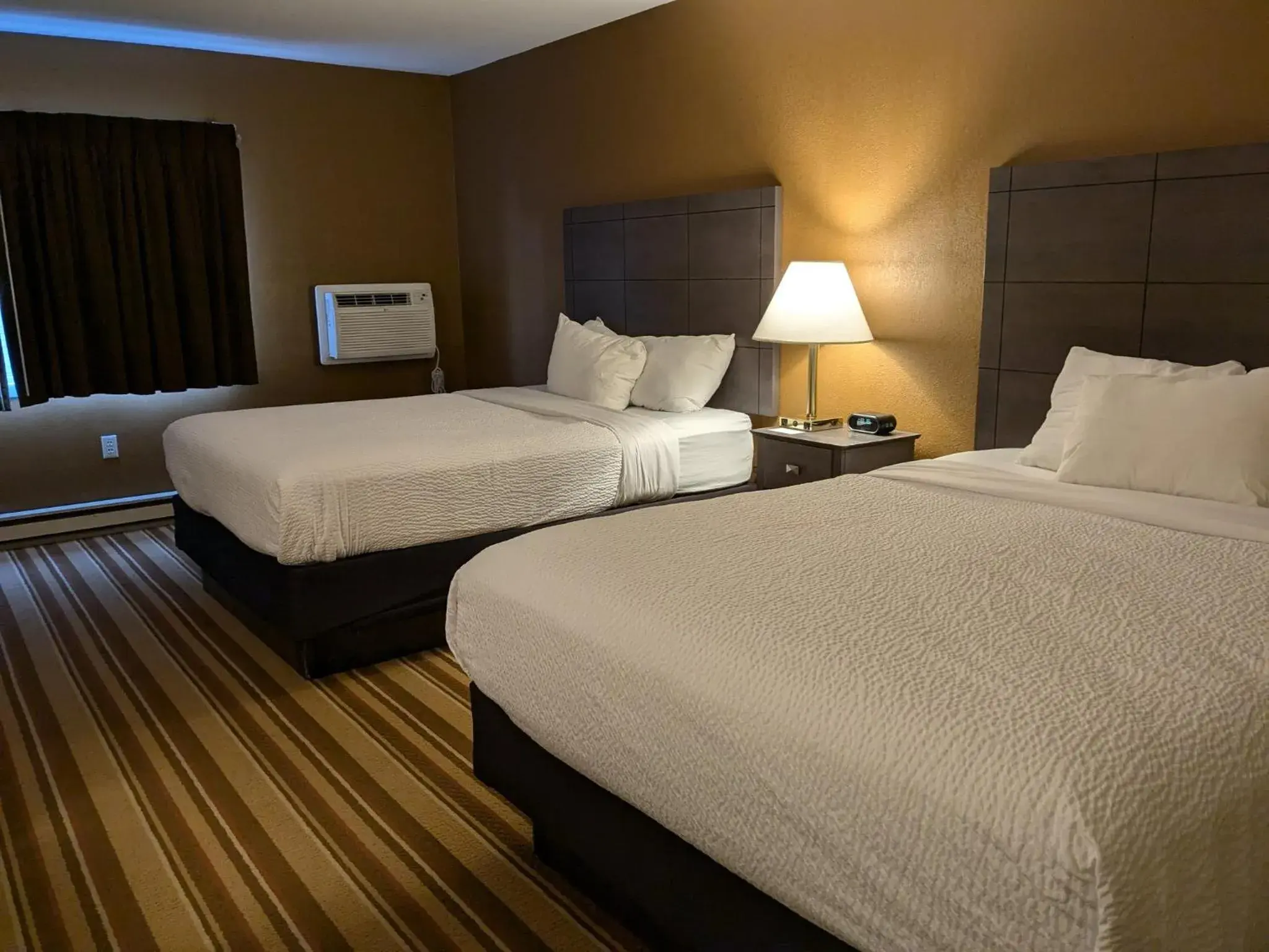 Photo of the whole room, Bed in Magnuson Copper Crown Photo of the whole room, Bed in Magnuson Copper Crown