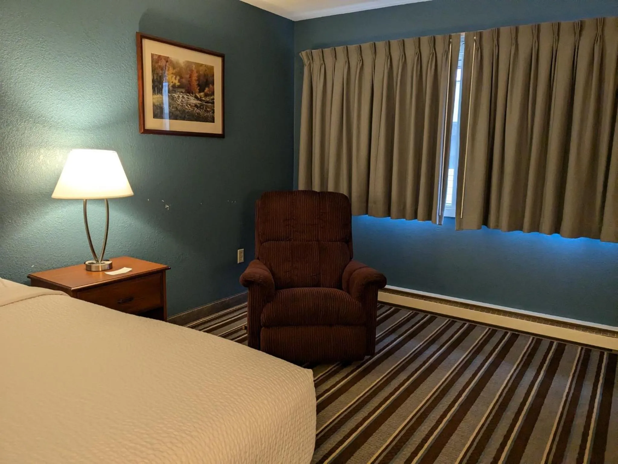 Photo of the whole room, Bed in Magnuson Copper Crown