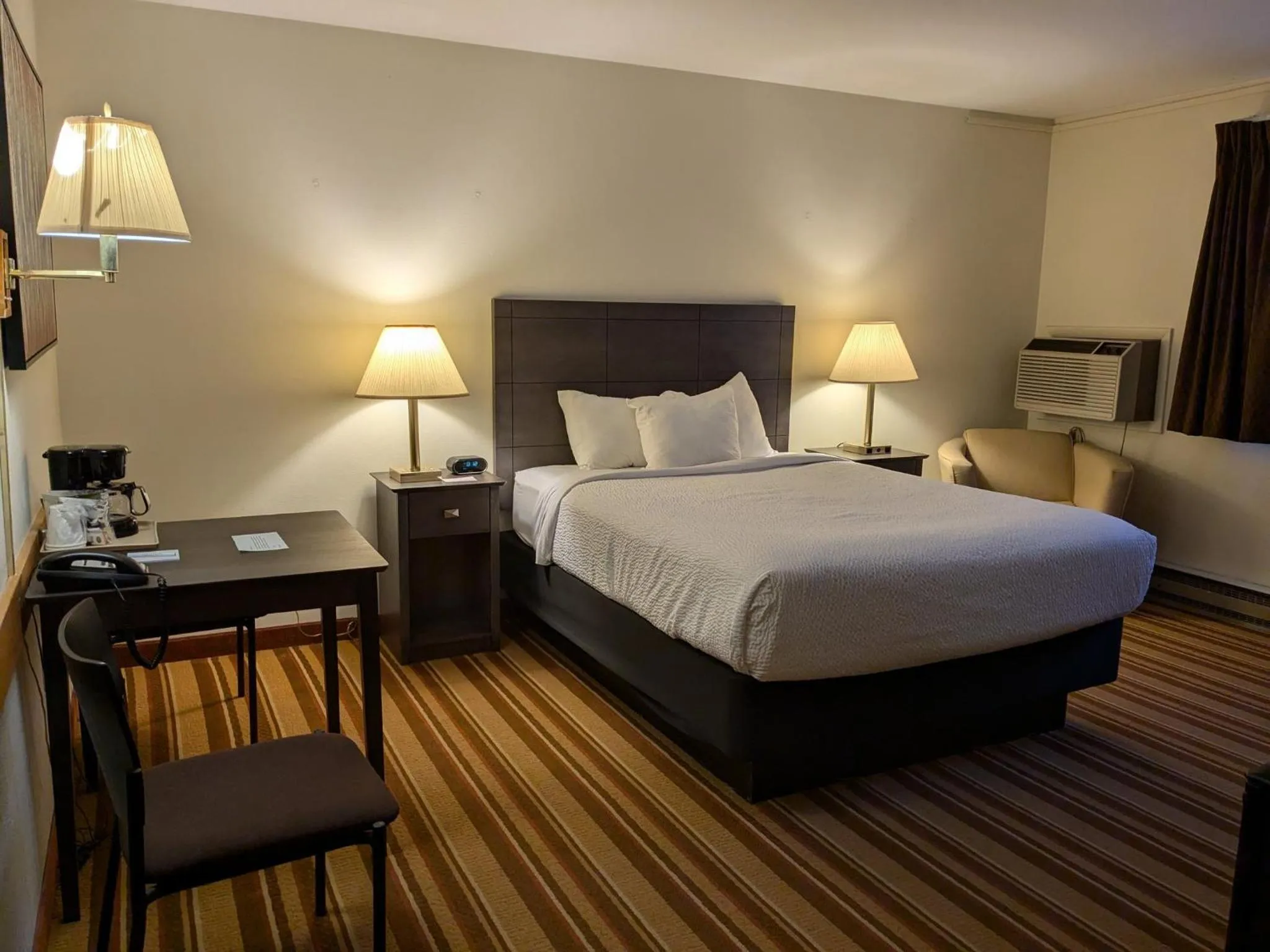 Photo of the whole room, Bed in Magnuson Copper Crown