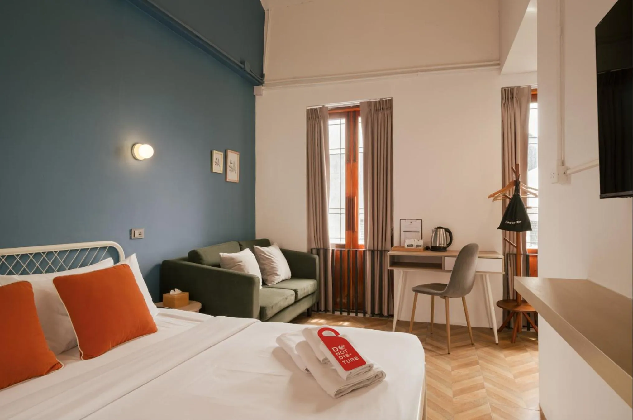 Living room, Bed in House Of PaPa Bangkok Siam