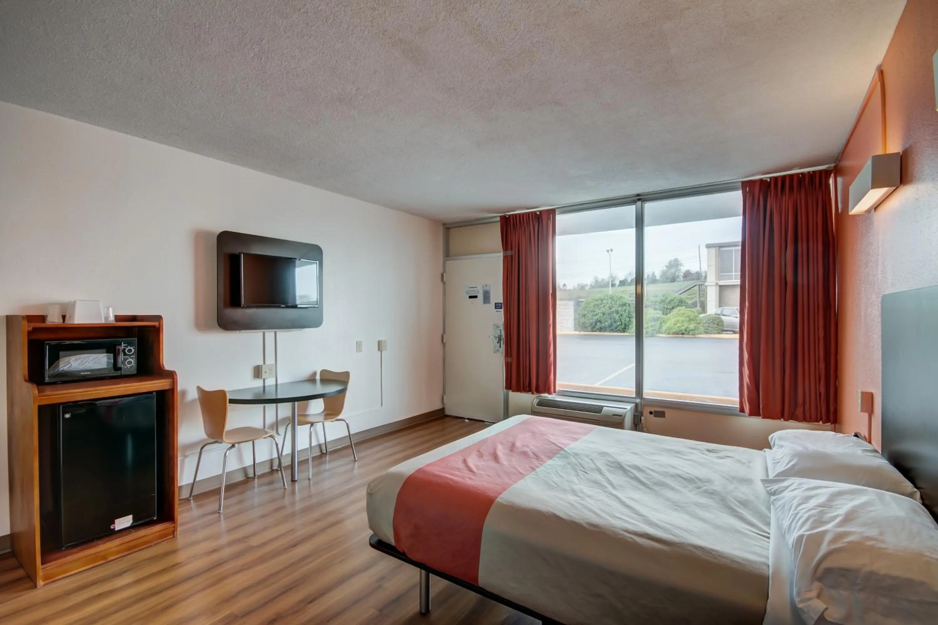 Bedroom, Bed in Motel 6-Somerset, KY