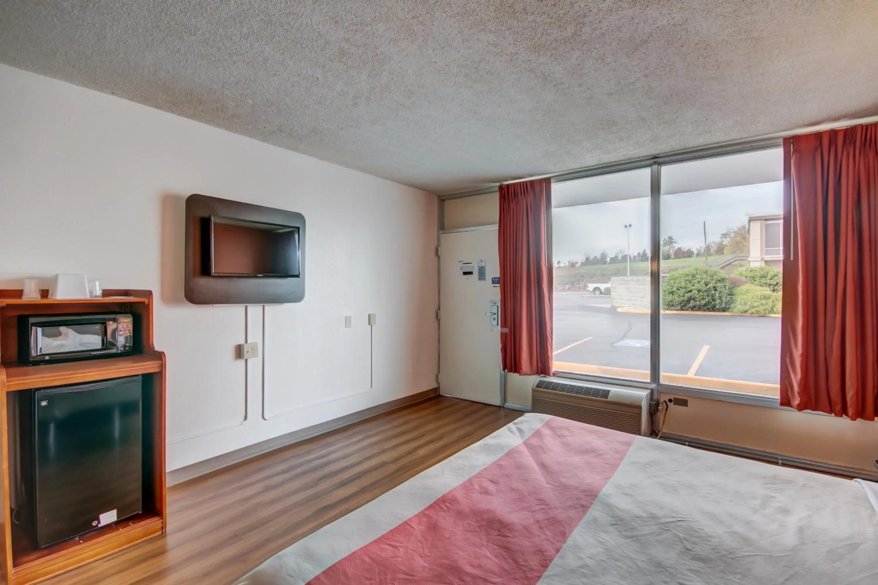 Bedroom, Bed in Motel 6-Somerset, KY