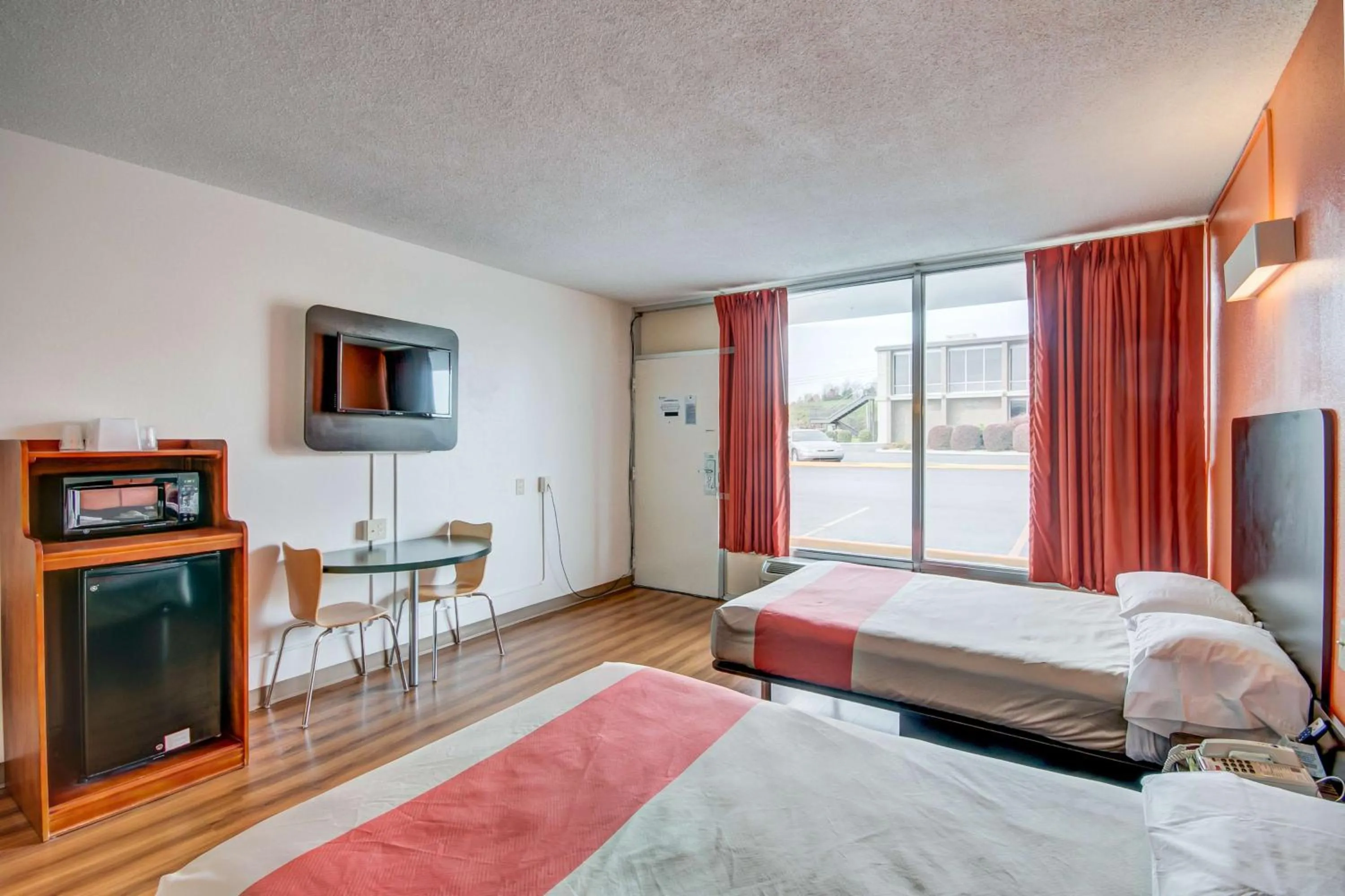 Photo of the whole room, Bed in Motel 6-Somerset, KY