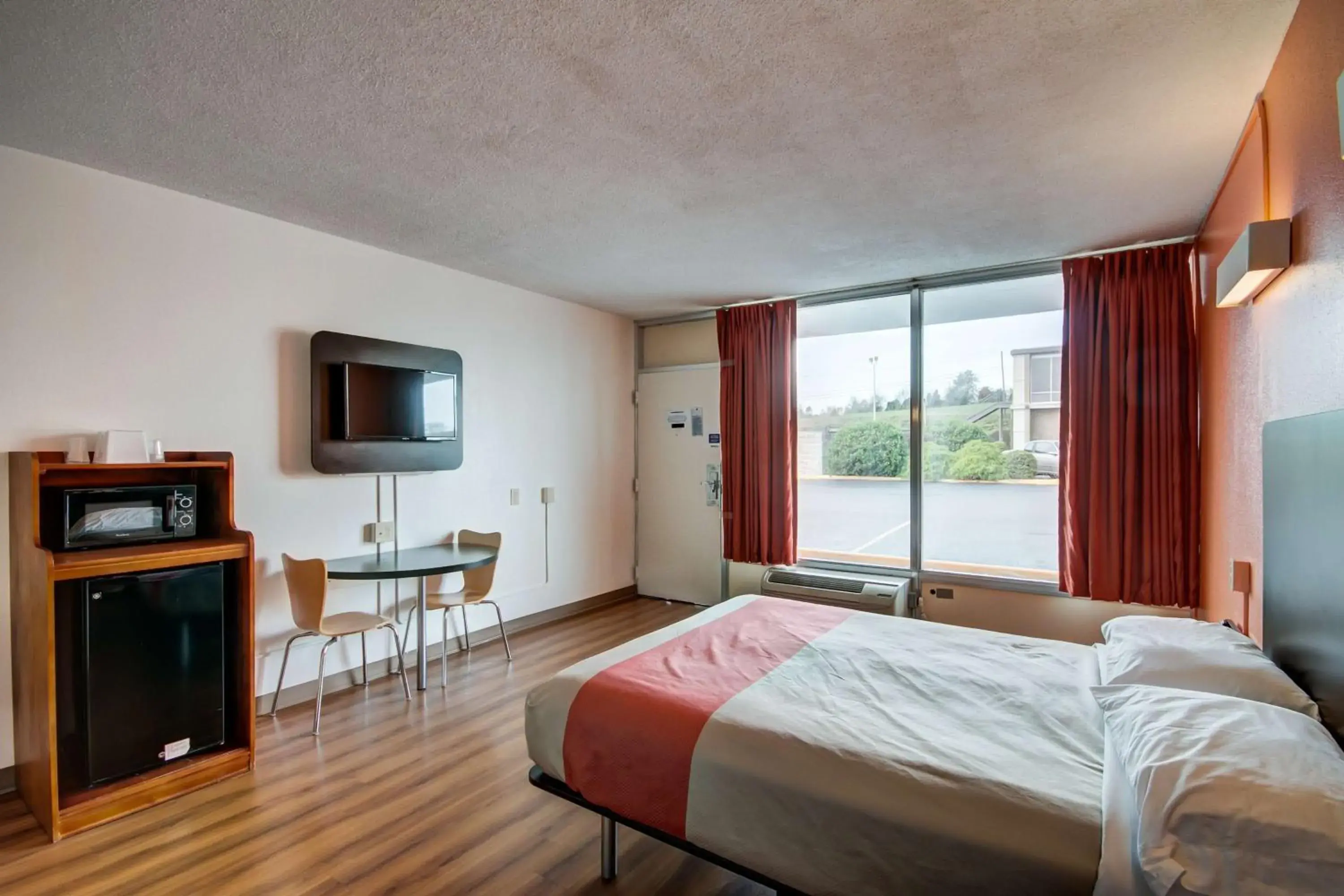 Photo of the whole room, Bed in Motel 6-Somerset, KY Photo of the whole room, Bed in Motel 6-Somerset, KY