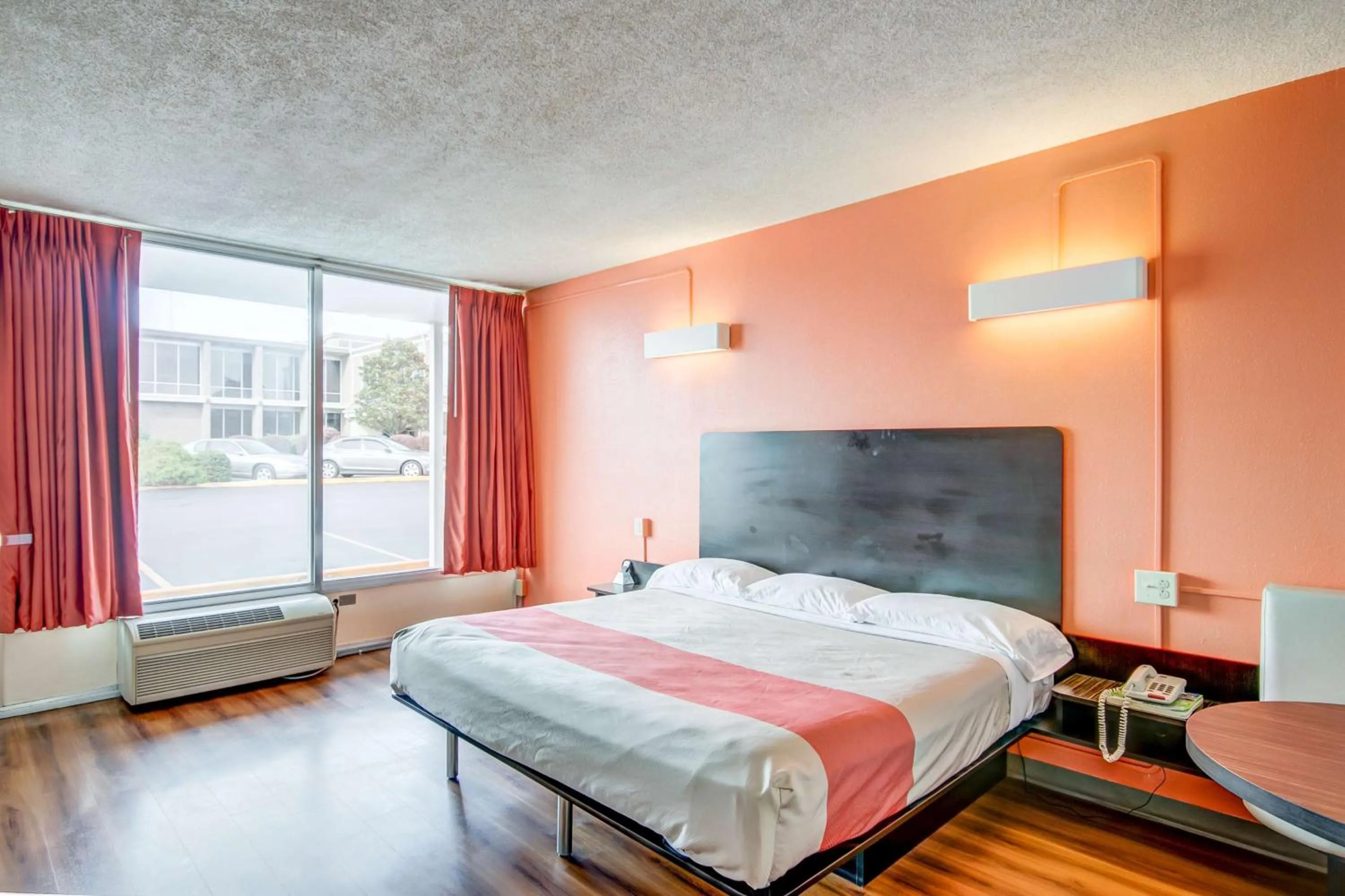 Photo of the whole room, Bed in Motel 6-Somerset, KY