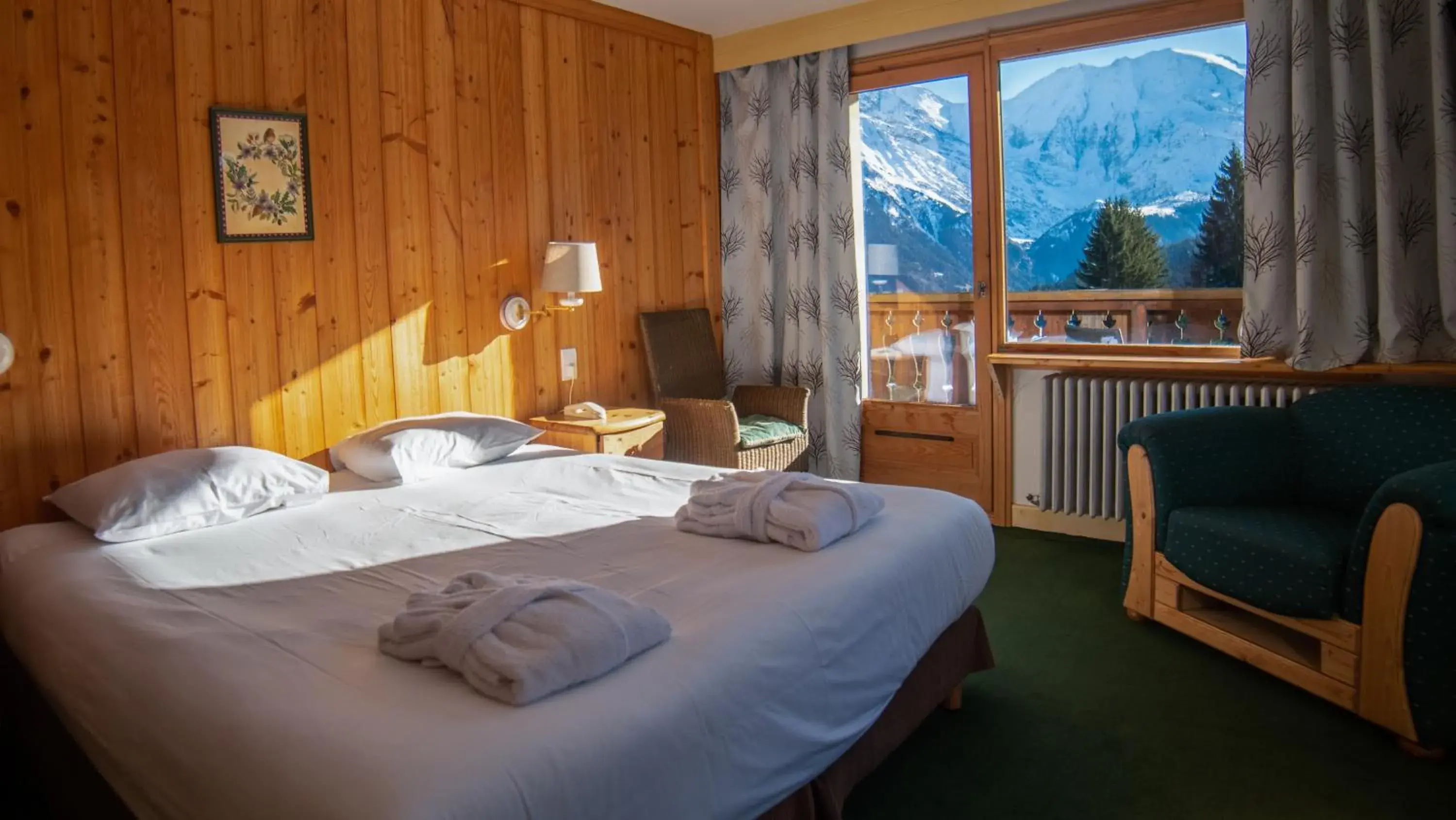 View (from property/room), Bed in Hôtel Arbois Bettex View (from property/room), Bed in Hôtel Arbois Bettex