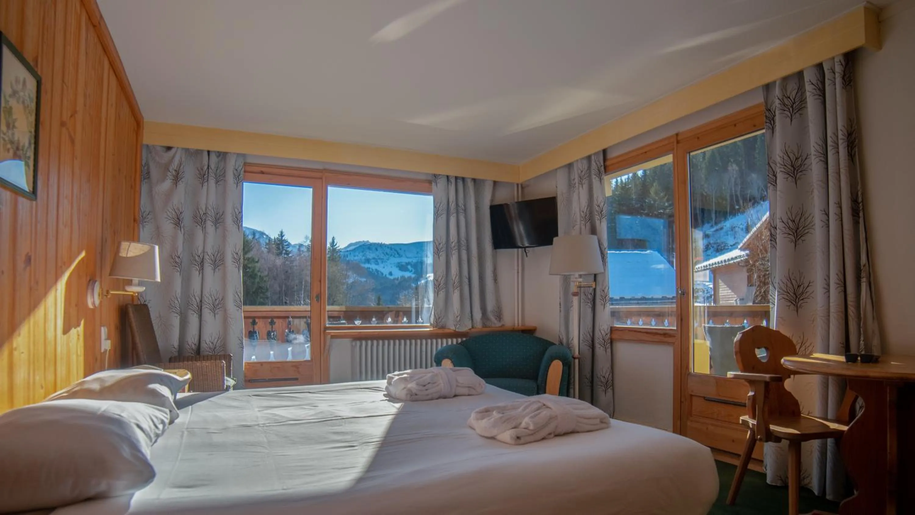 Photo of the whole room, Bed in Hôtel Arbois Bettex