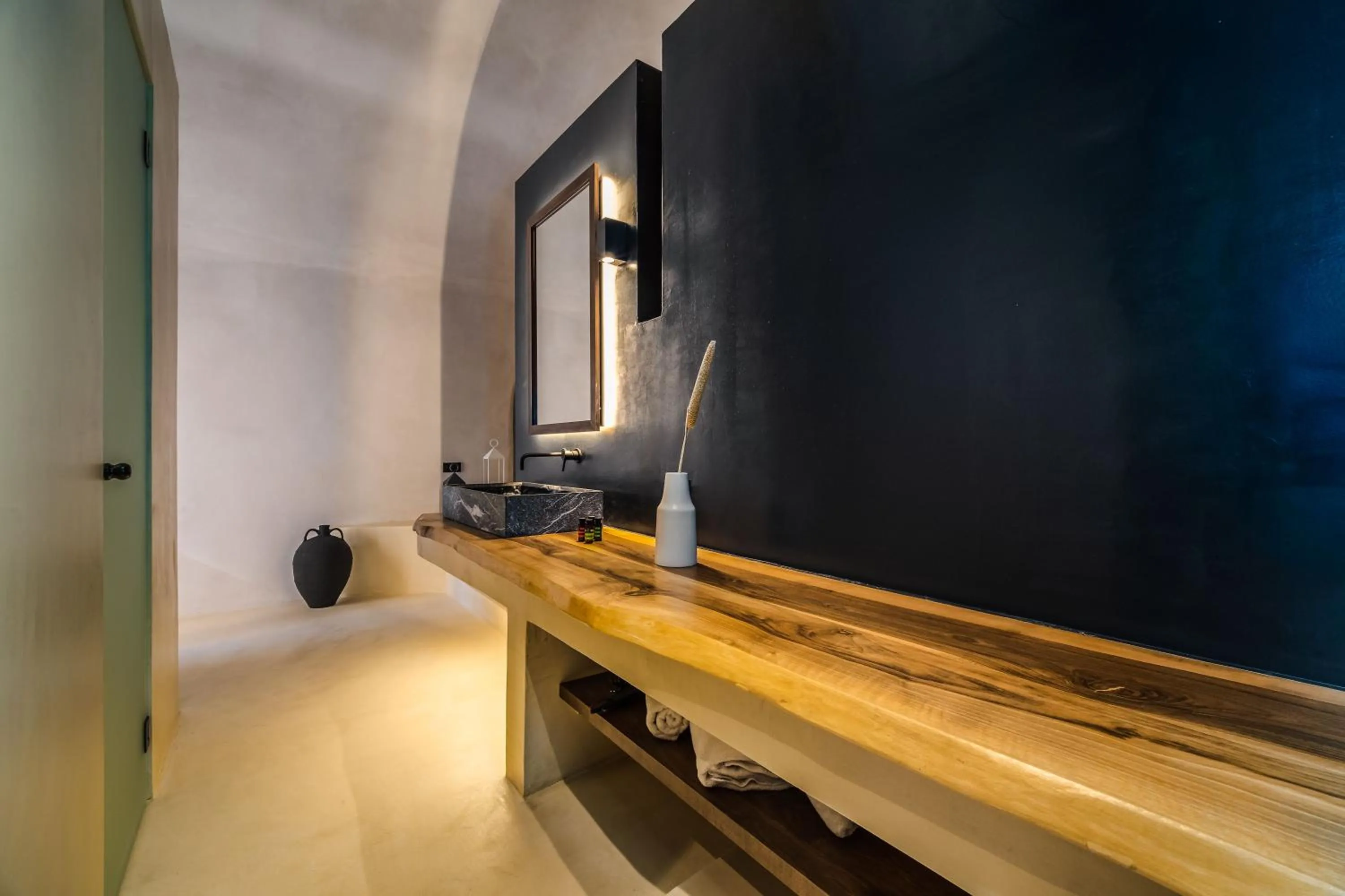 Bathroom in Phaos 1870, A restored Winery