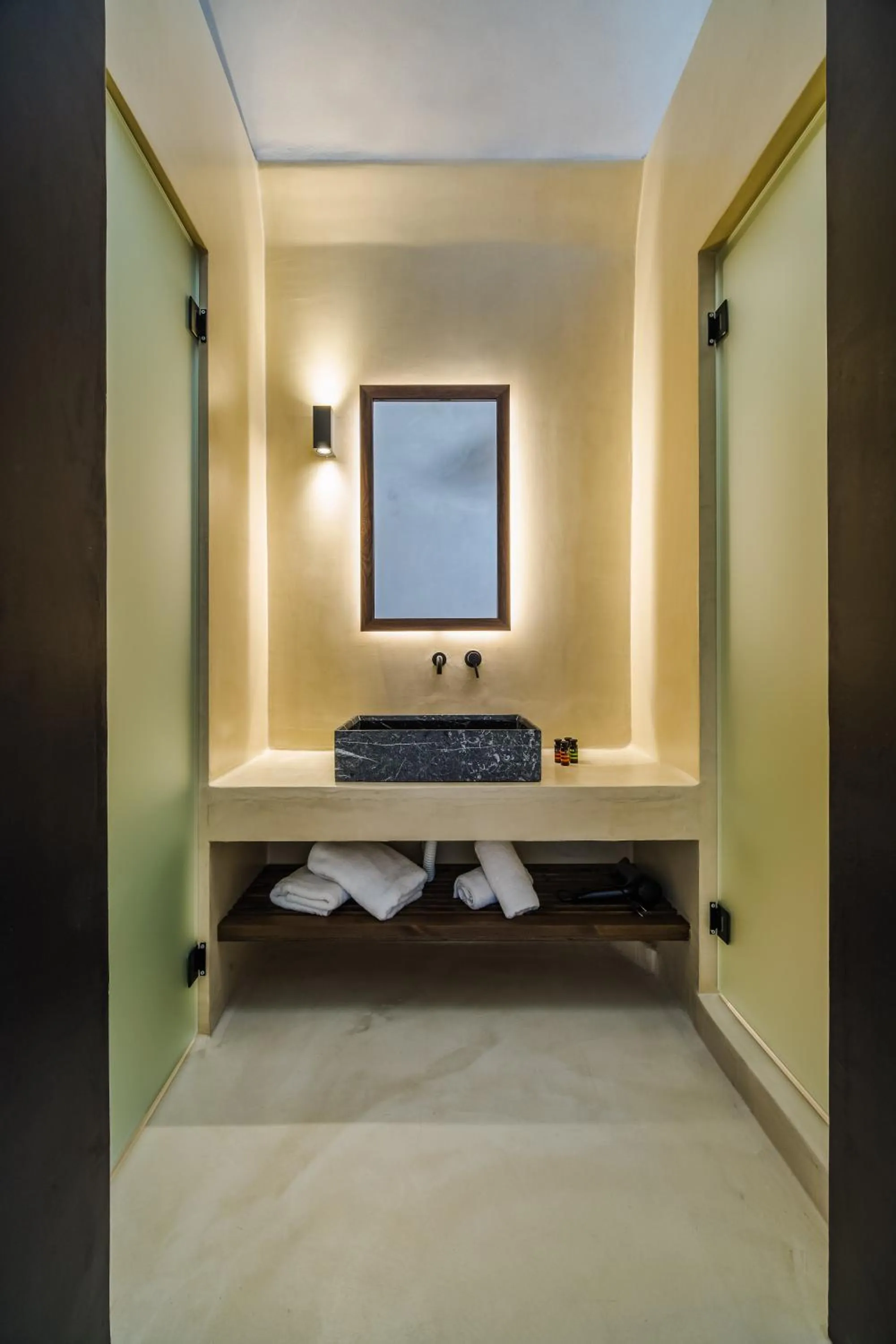 Bathroom in Phaos 1870, A restored Winery