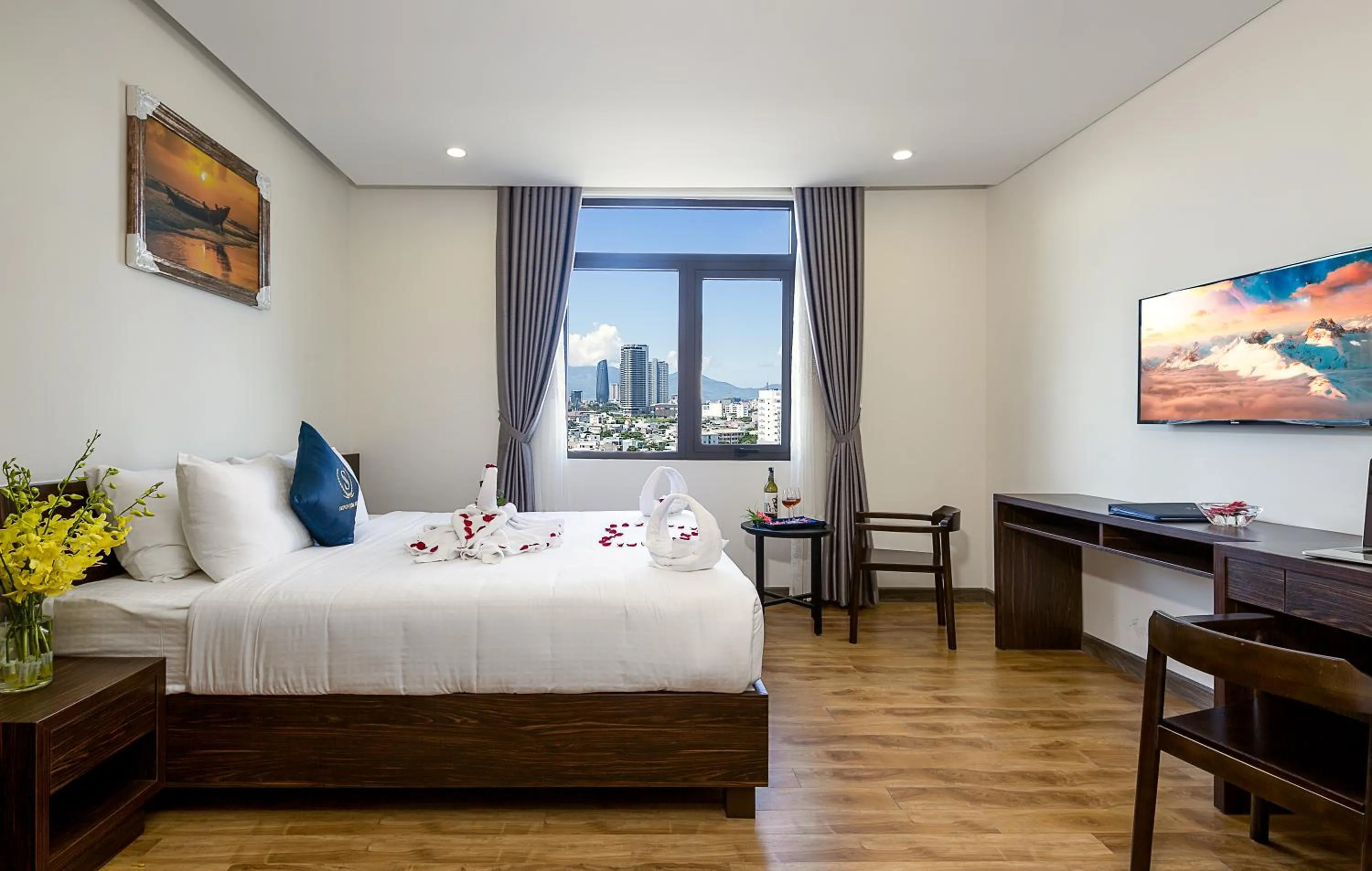 Shower, Bed in Sepon Blue Hotel