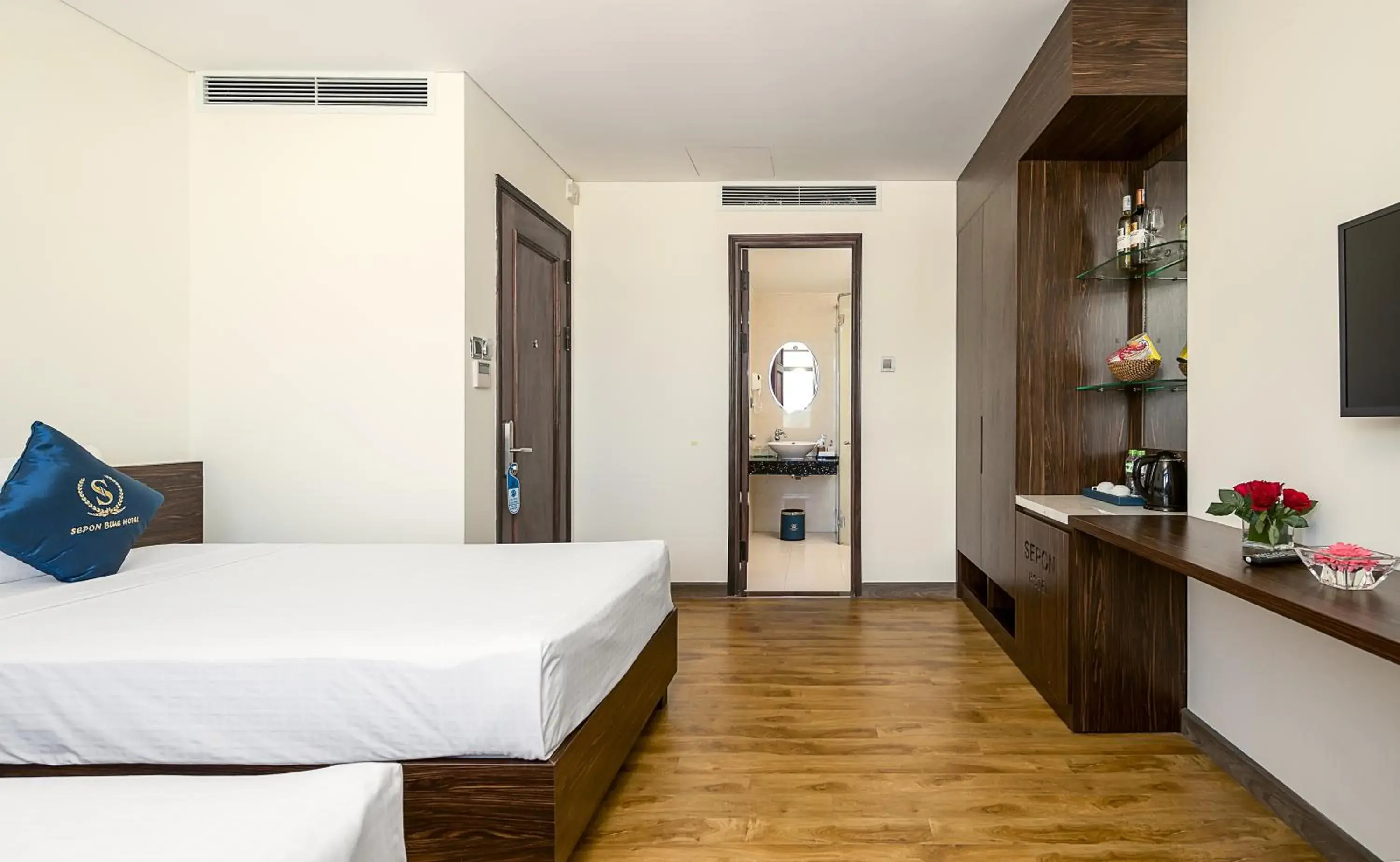 Shower, Bed in Sepon Blue Hotel Shower, Bed in Sepon Blue Hotel