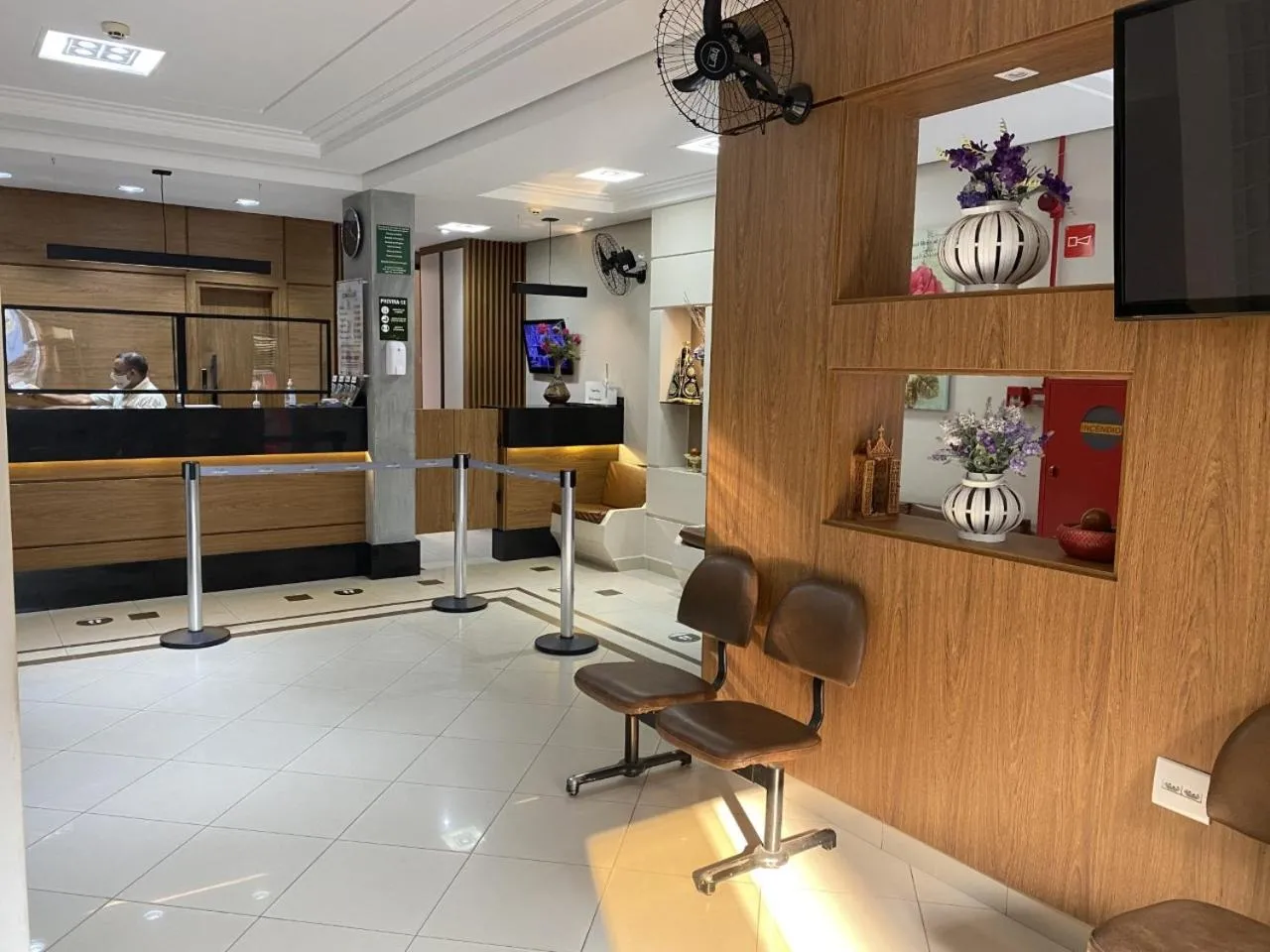 Communal lounge/ TV room in Colina Park Hotel